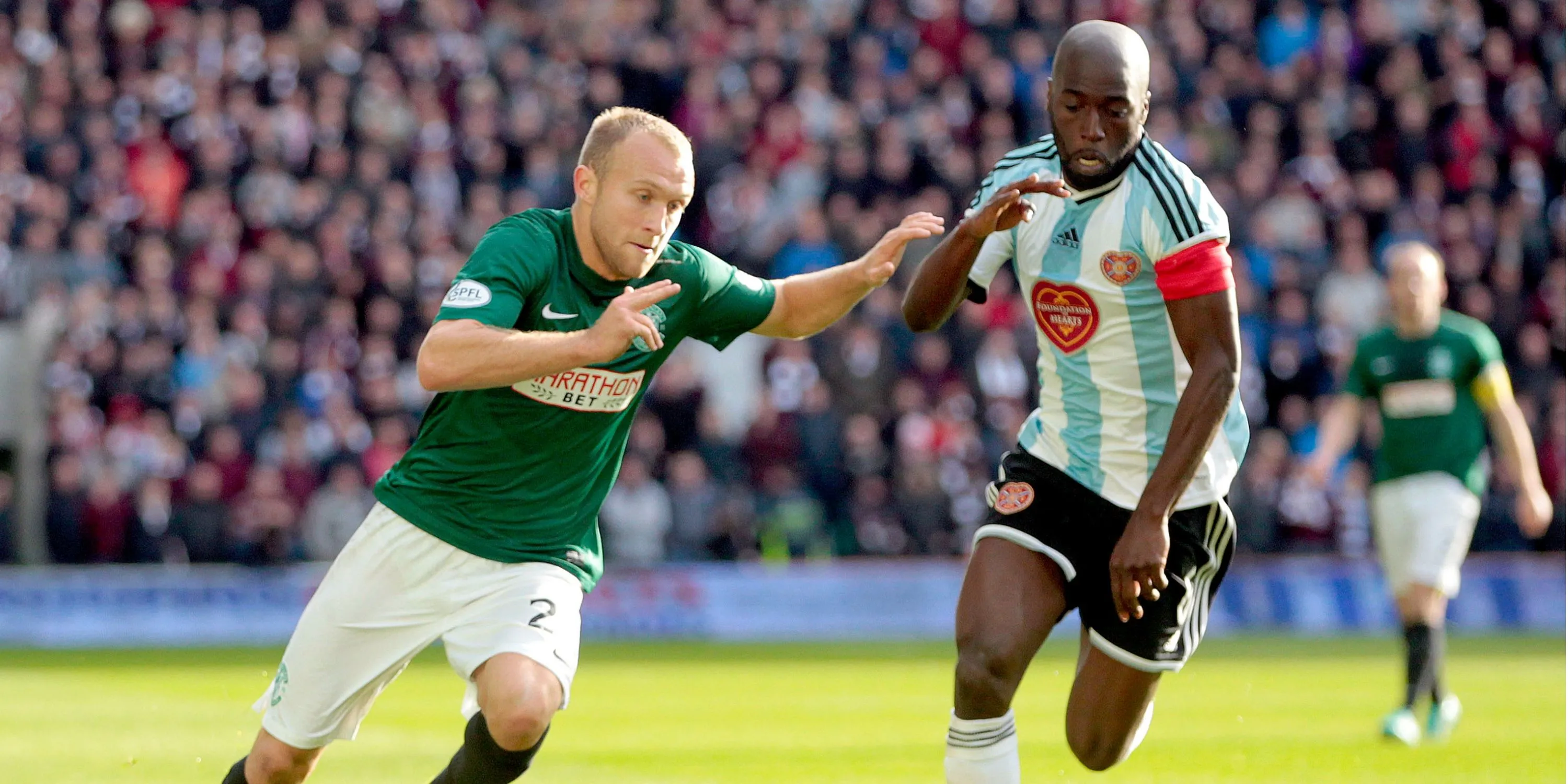 Cổ động viên Hearts và Hibernian trong trận derby Edinburgh tại Scotland
