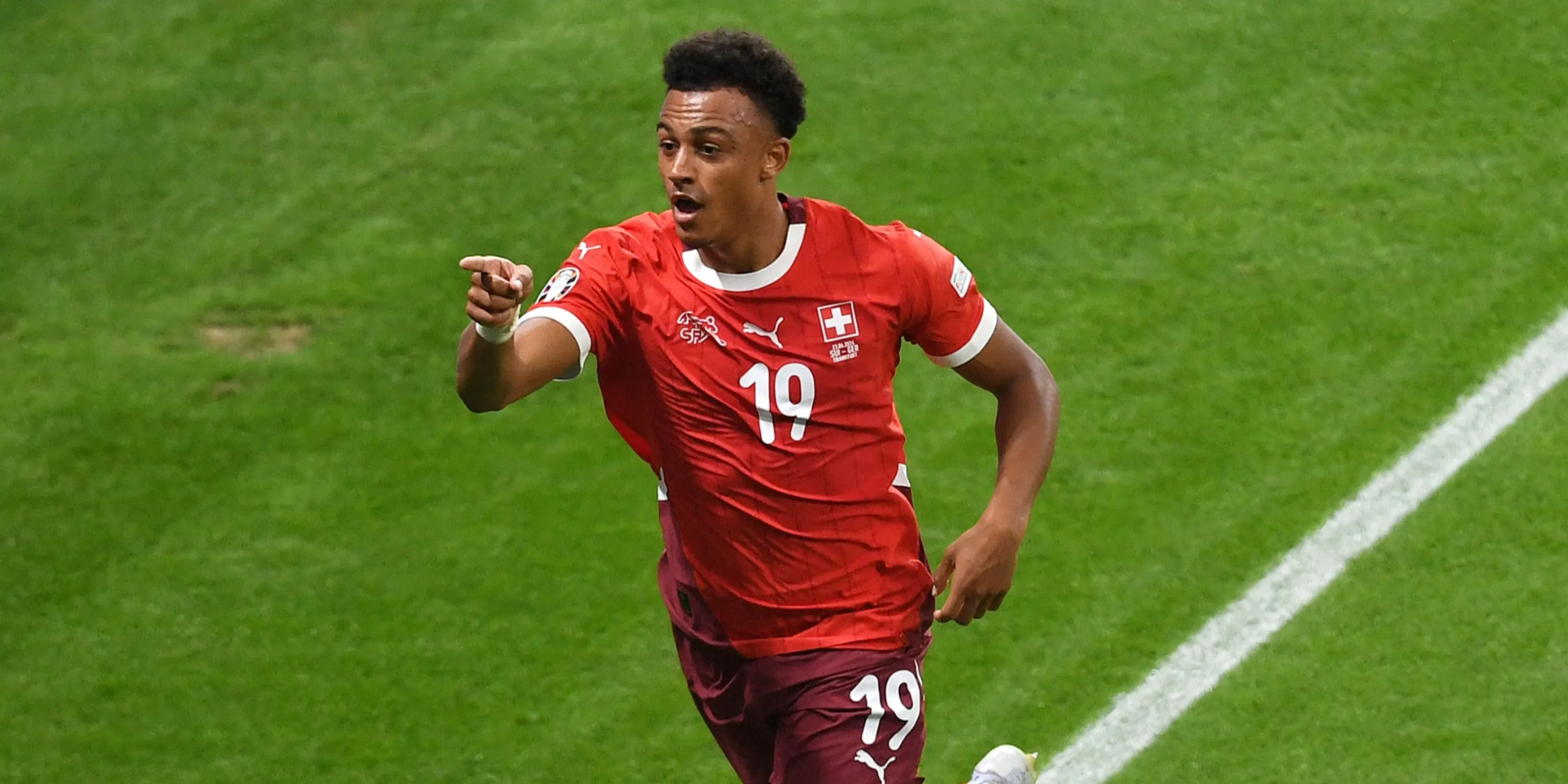 Dan Ndoye trong màu áo Bologna và đội tuyển Thụy Sĩ, mục tiêu chuyển nhượng của Man Utd và Nottingham Forest