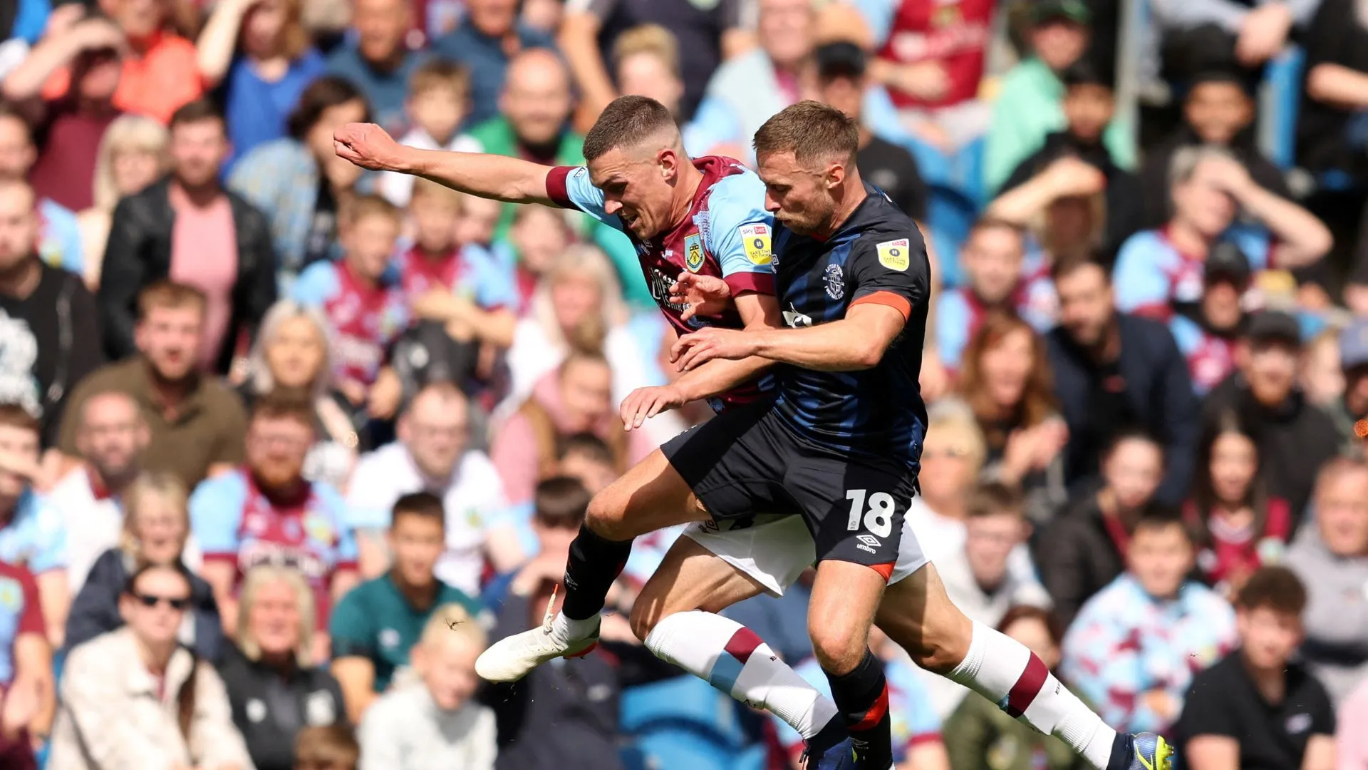 Dara Costelloe trong màu áo Burnley đối đầu Jordan Clark của Luton Town