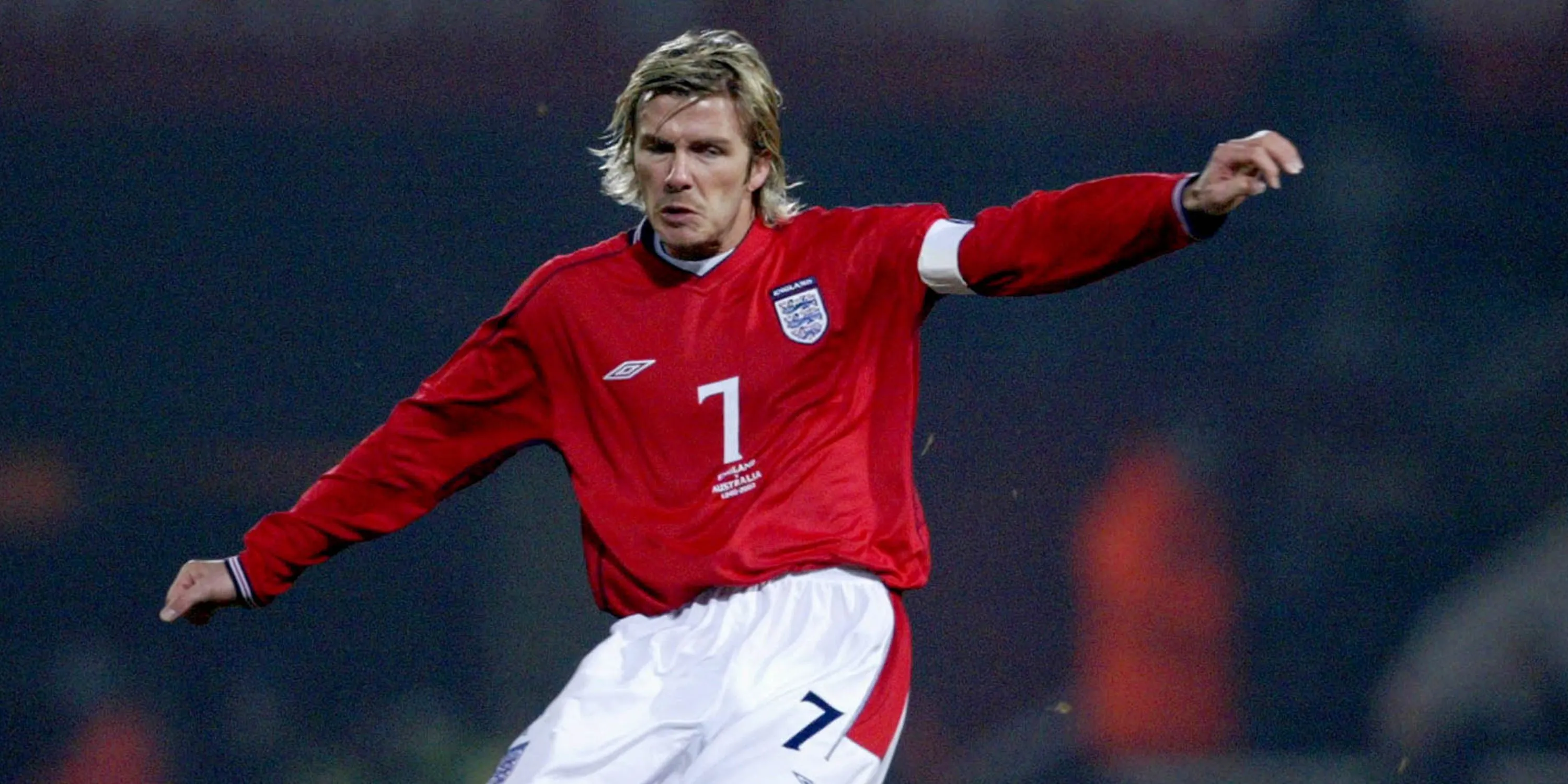 David Beckham thực hiện một đường tạt bóng chuẩn xác