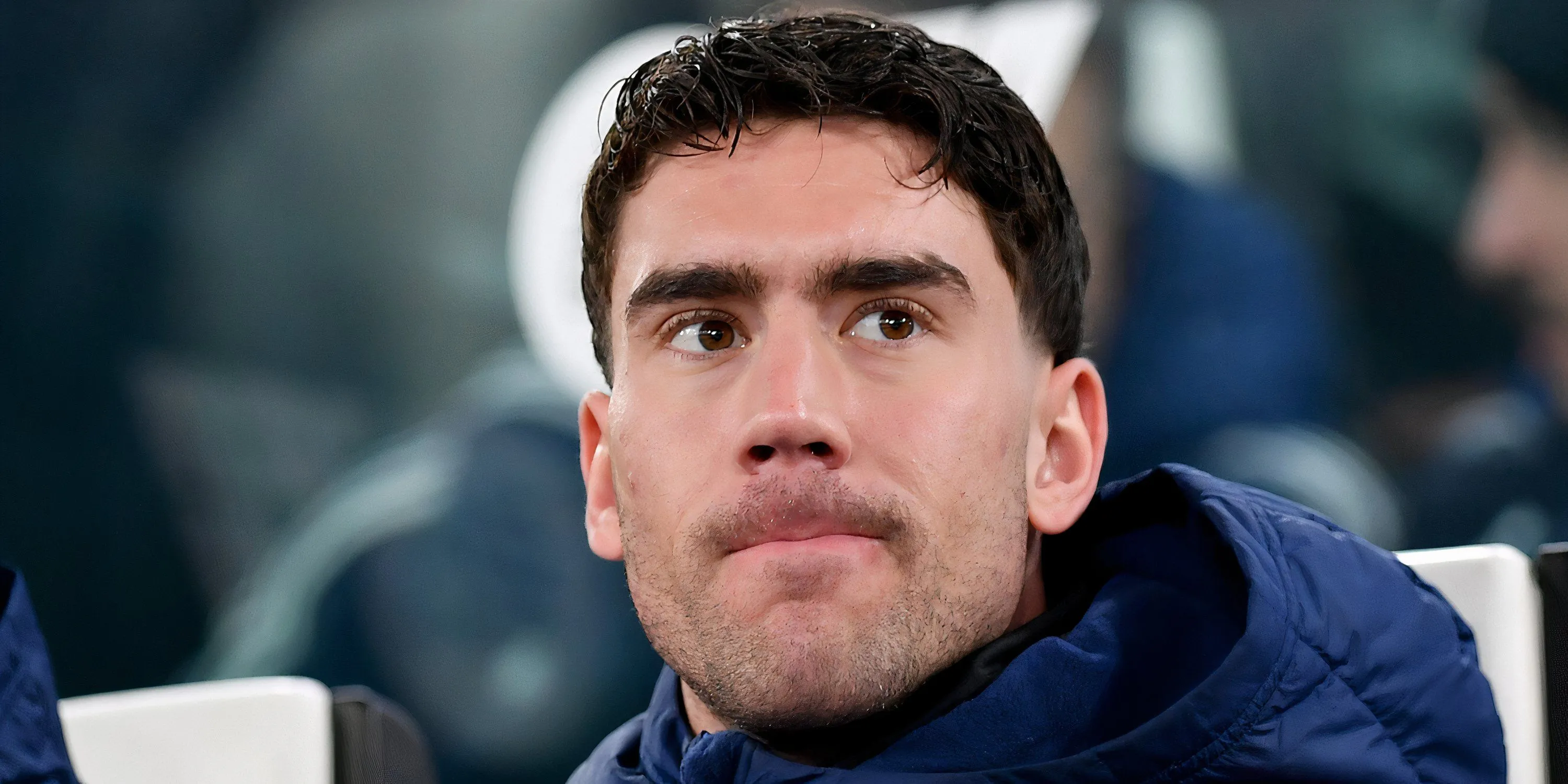 Dusan Vlahovic ngồi trên băng ghế dự bị Juventus, tiền đạo được cho là muốn thử sức tại Ngoại hạng Anh