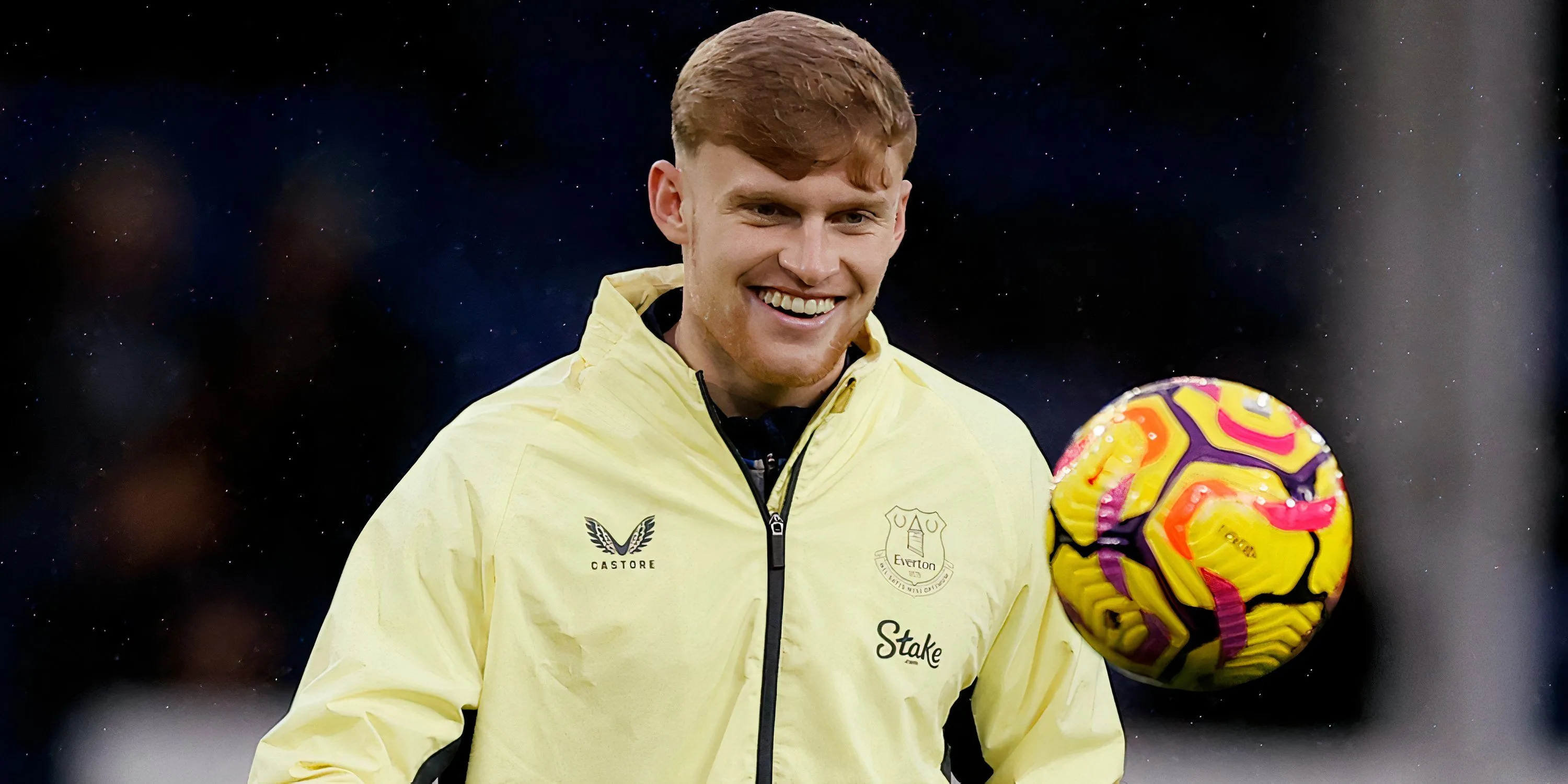 Hậu vệ Jarrad Branthwaite khởi động trước trận đấu của Everton tại Ngoại hạng Anh
