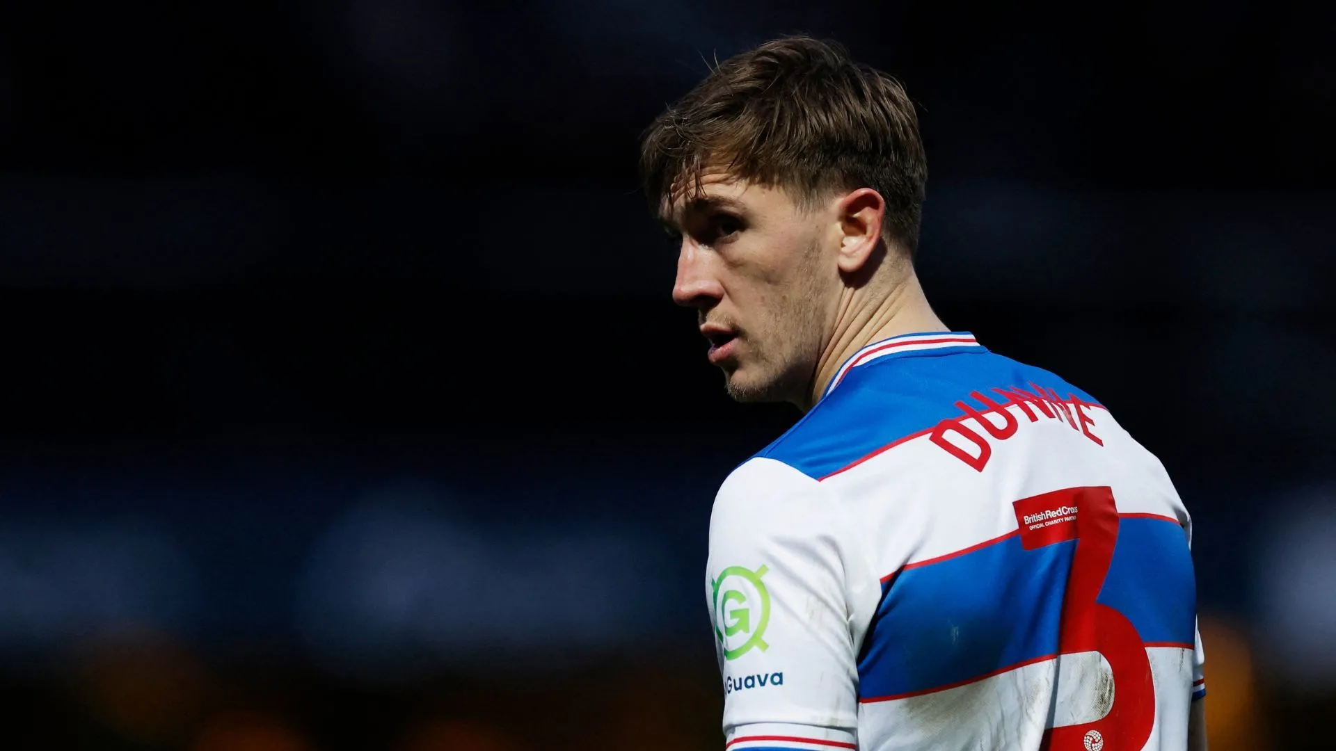 Hậu vệ Jimmy Dunne trong màu áo QPR sau khi ký hợp đồng mới