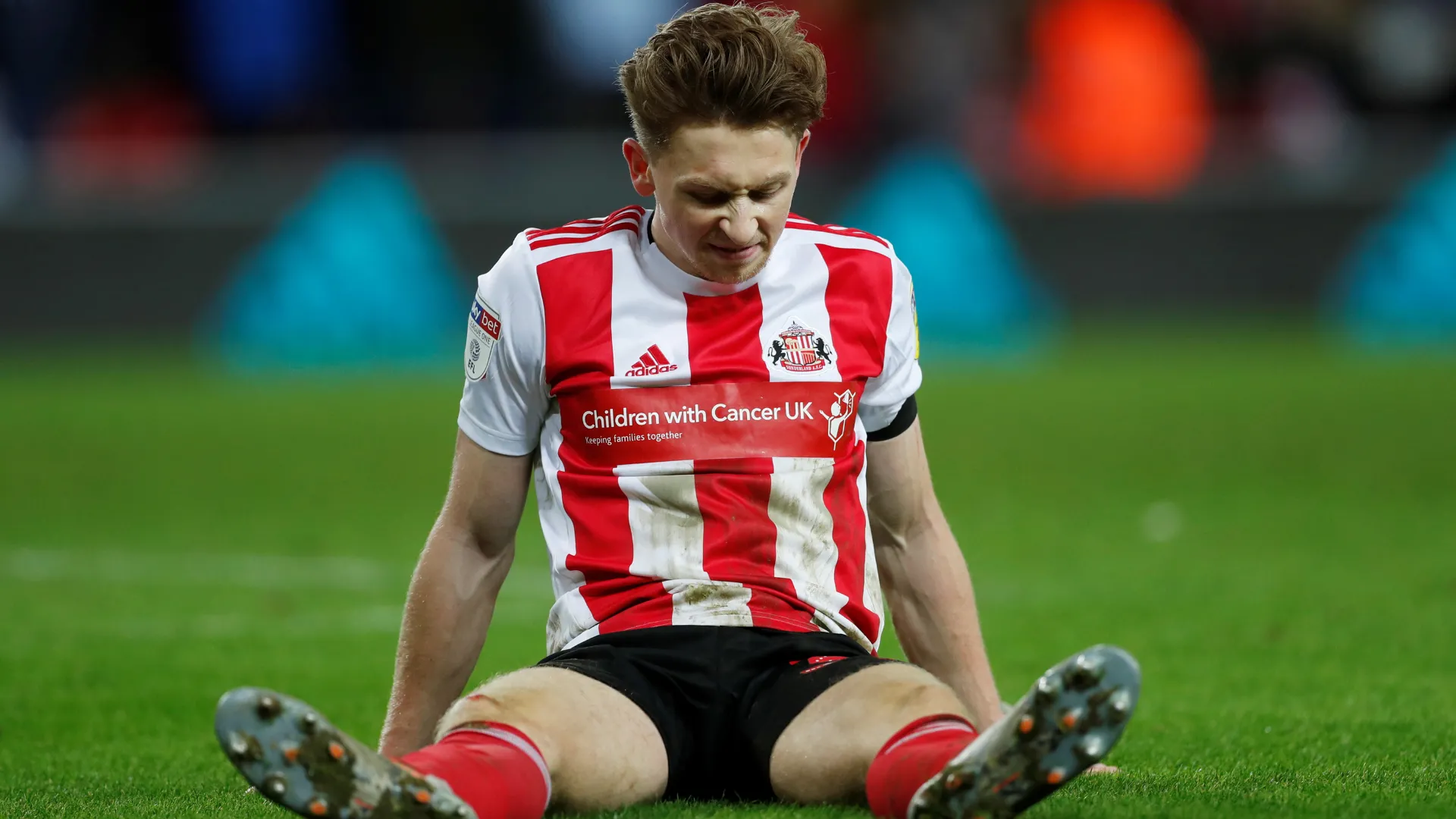 Hậu vệ trái Denver Hume trong màu áo Grimsby Town với phong độ ấn tượng