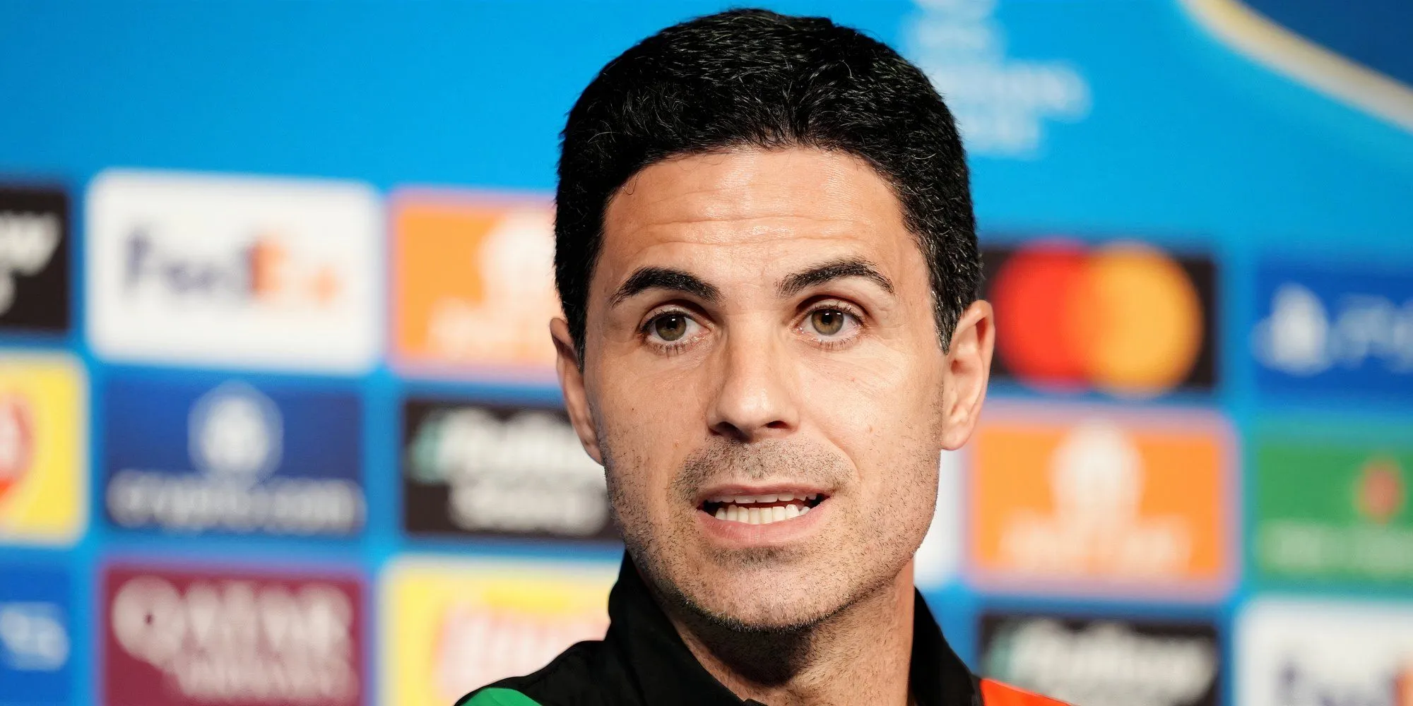 HLV Arsenal Mikel Arteta chỉ đạo các cầu thủ