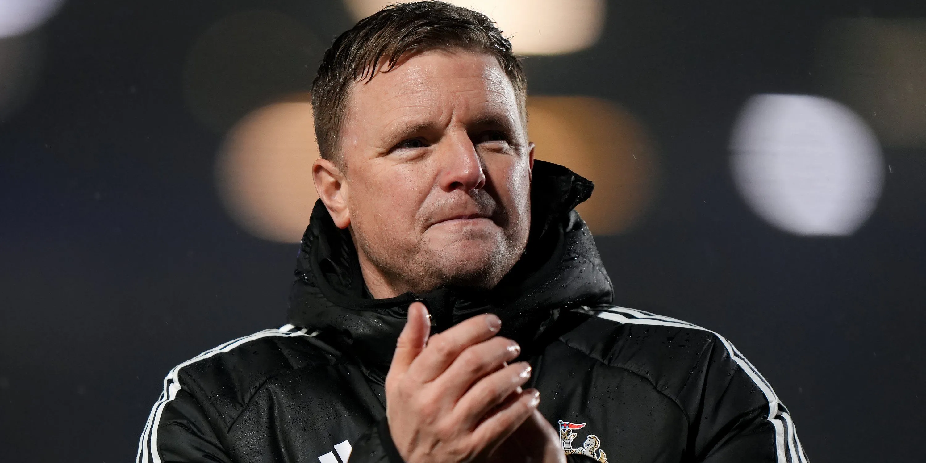 HLV Eddie Howe của Newcastle United trên sân