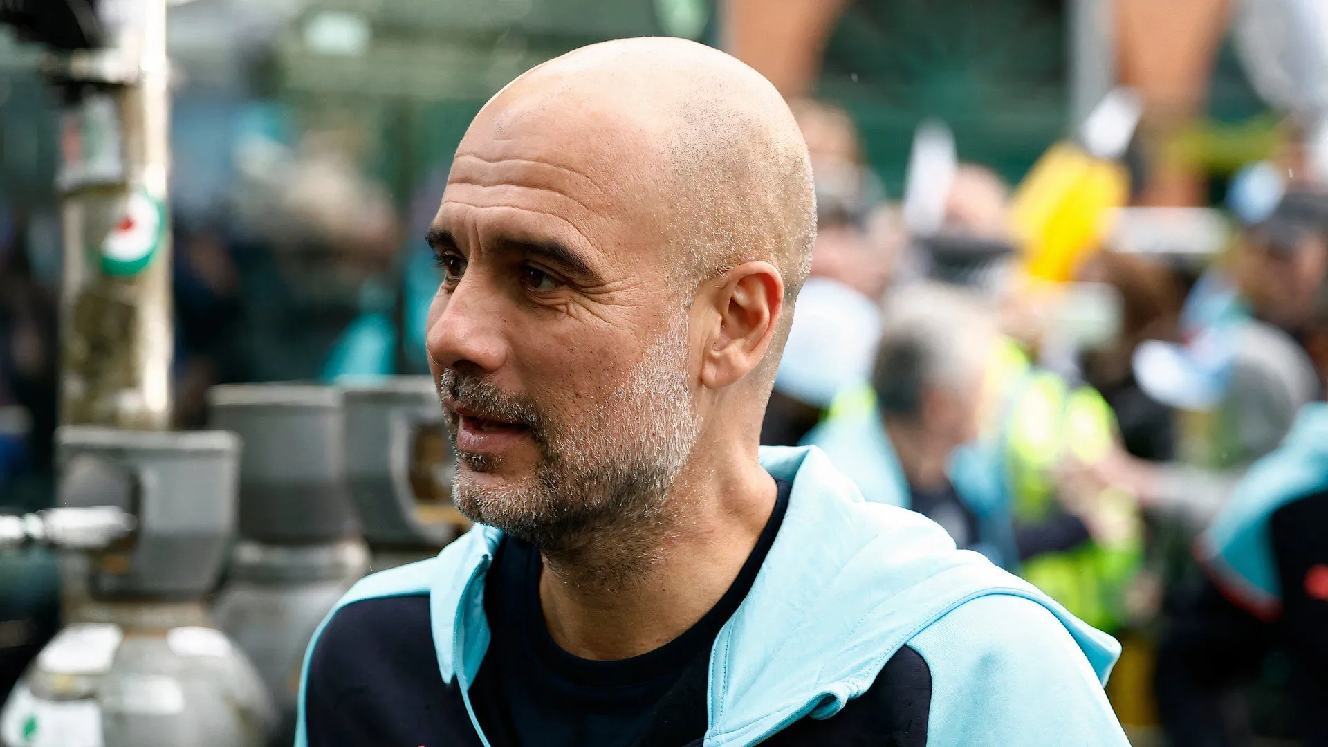 HLV Pep Guardiola chỉ đạo trên sân, chiến lược gia tài ba của Manchester City