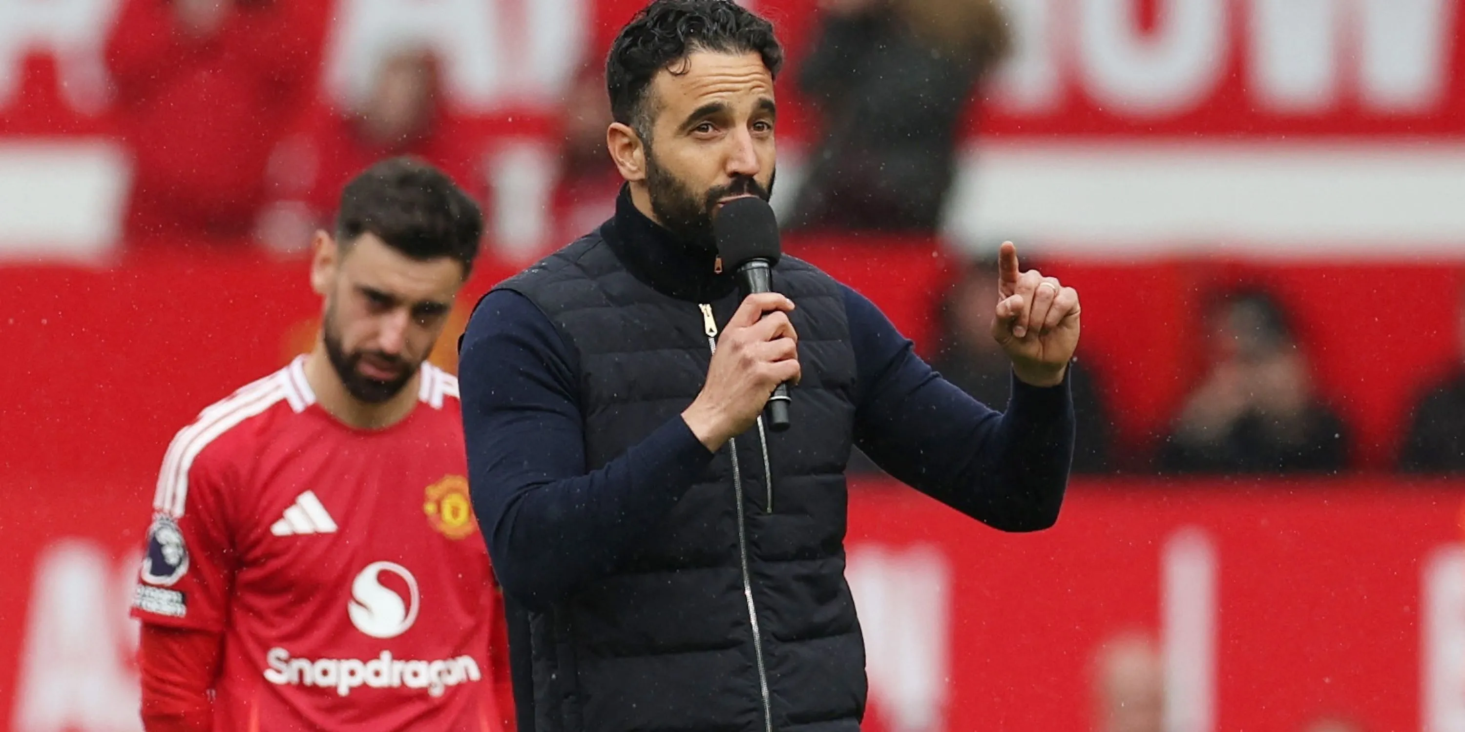 Huấn luyện viên Ruben Amorim của Manchester United trò chuyện với người hâm mộ sau trận đấu
