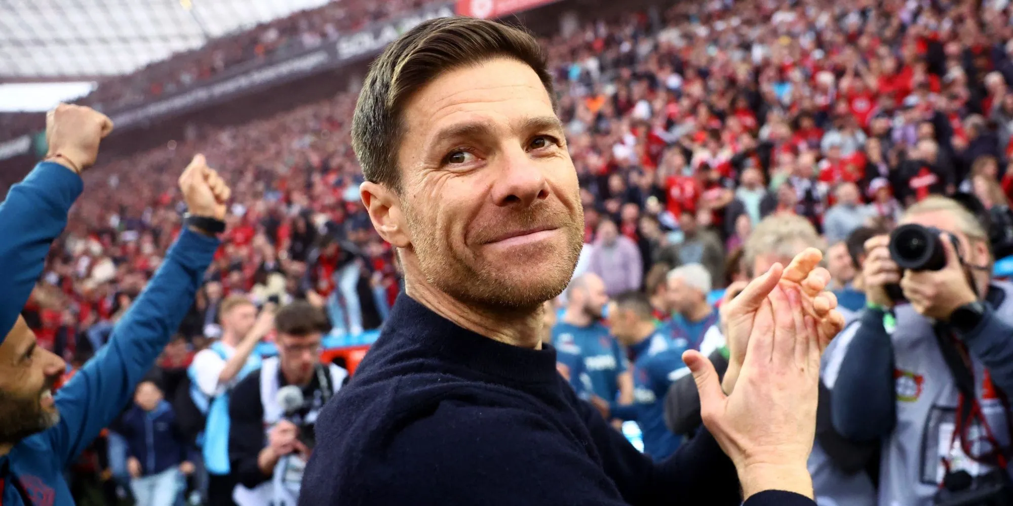Huấn luyện viên trưởng Bayer Leverkusen Xabi Alonso đứng trên đường biên