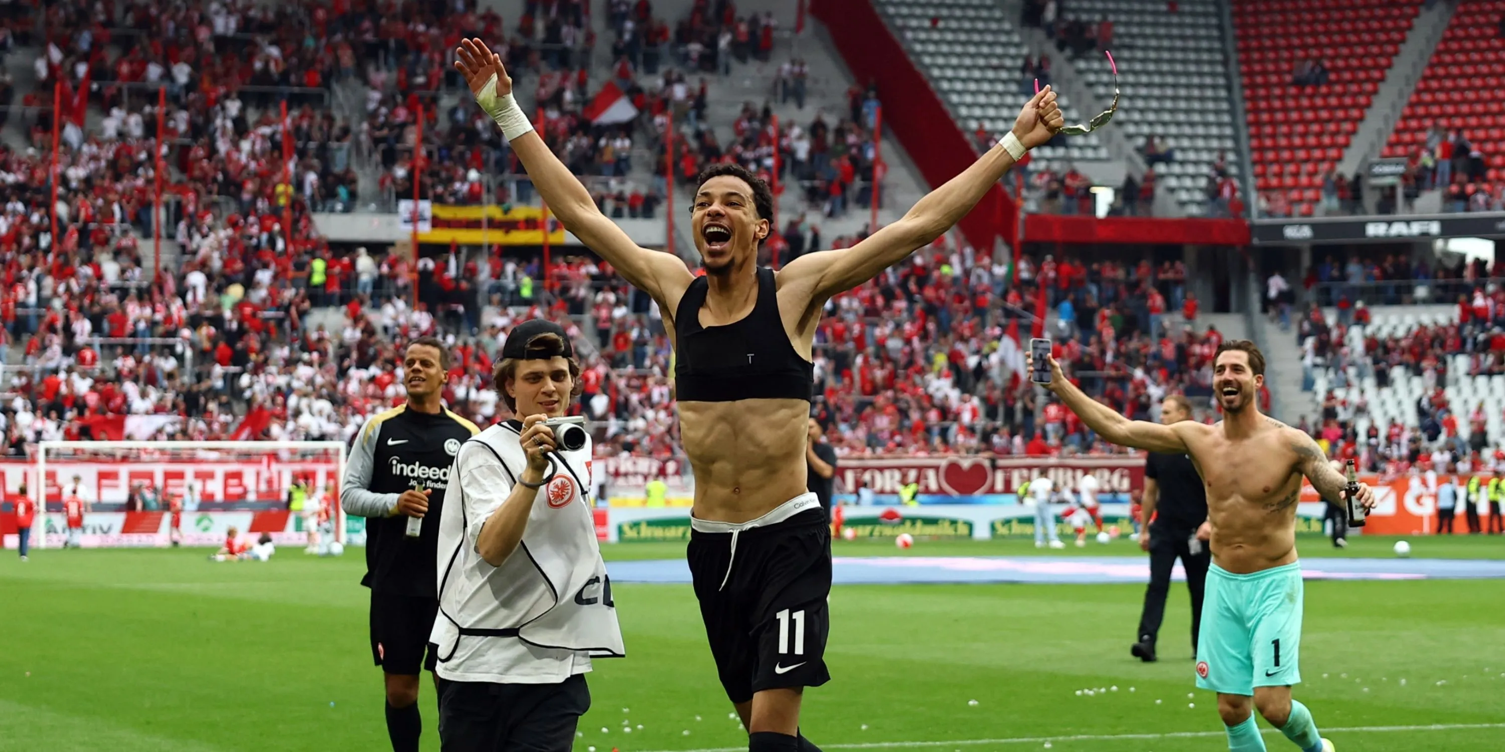 Hugo Ekitike trong màu áo Eintracht Frankfurt tại Bundesliga, mục tiêu chuyển nhượng của Liverpool