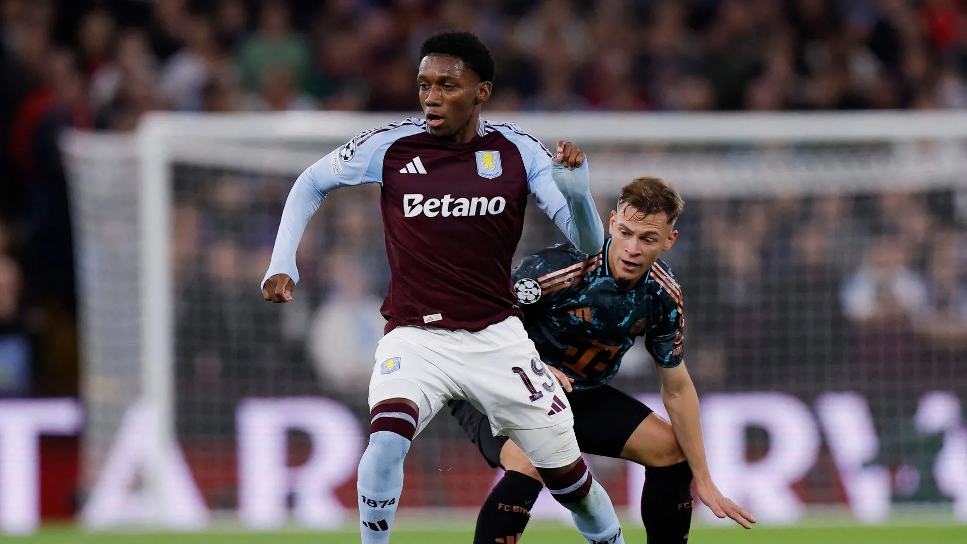 Jaden Philogene chơi cho Aston Villa đối đầu Bayern Munich