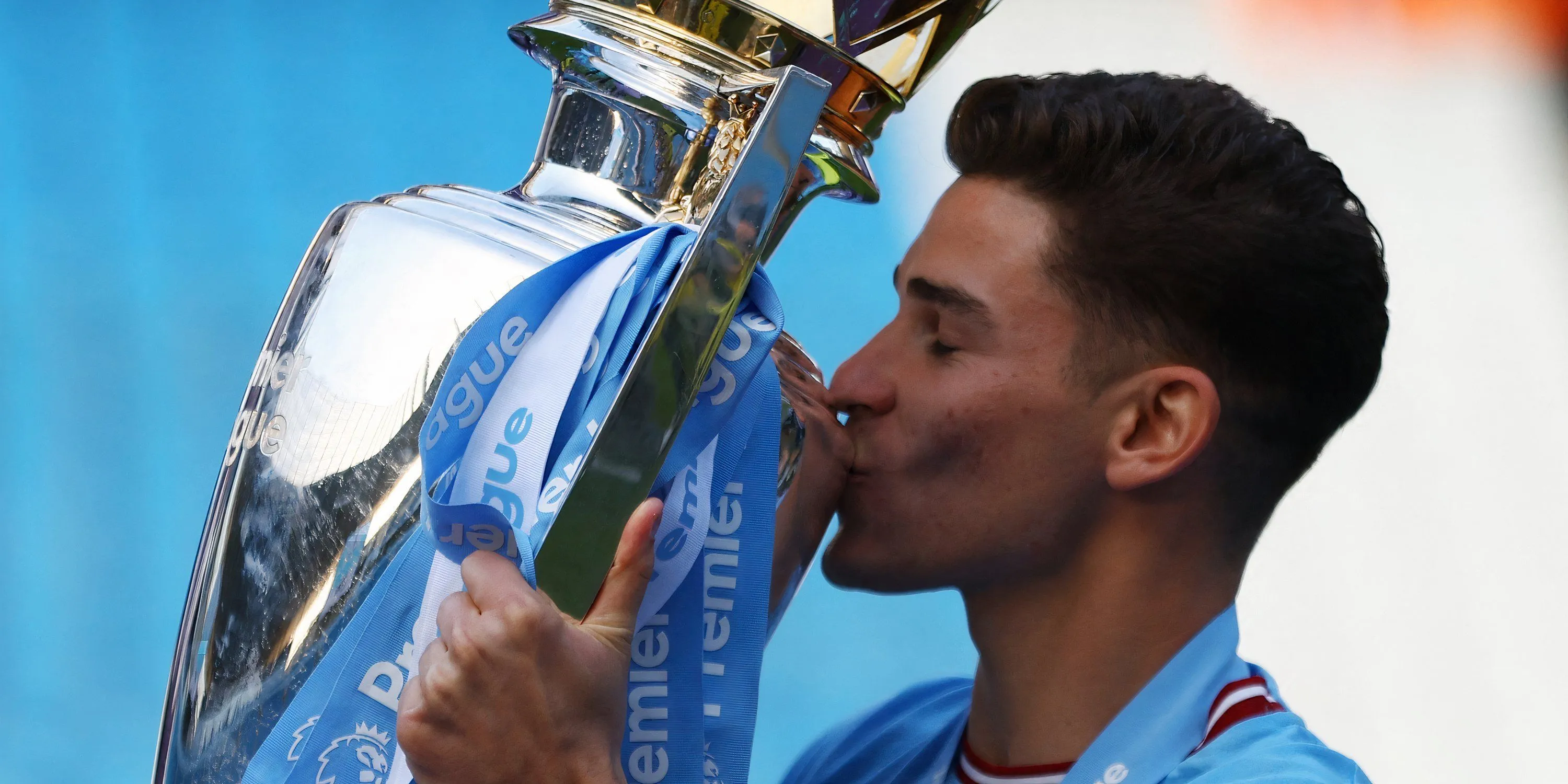 Julian Alvarez cùng chiếc cúp Premier League trong màu áo Manchester City, biểu tượng cho kinh nghiệm đỉnh cao