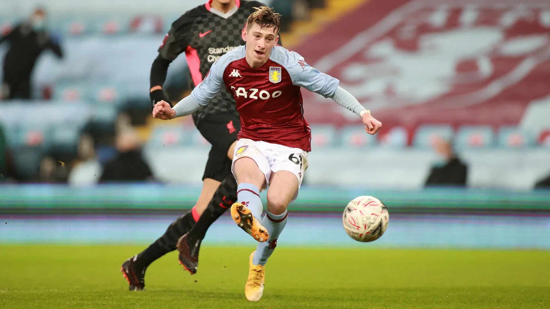 Louie Barry, tài năng trẻ của Aston Villa, đang là mục tiêu chuyển nhượng sau chấn thương