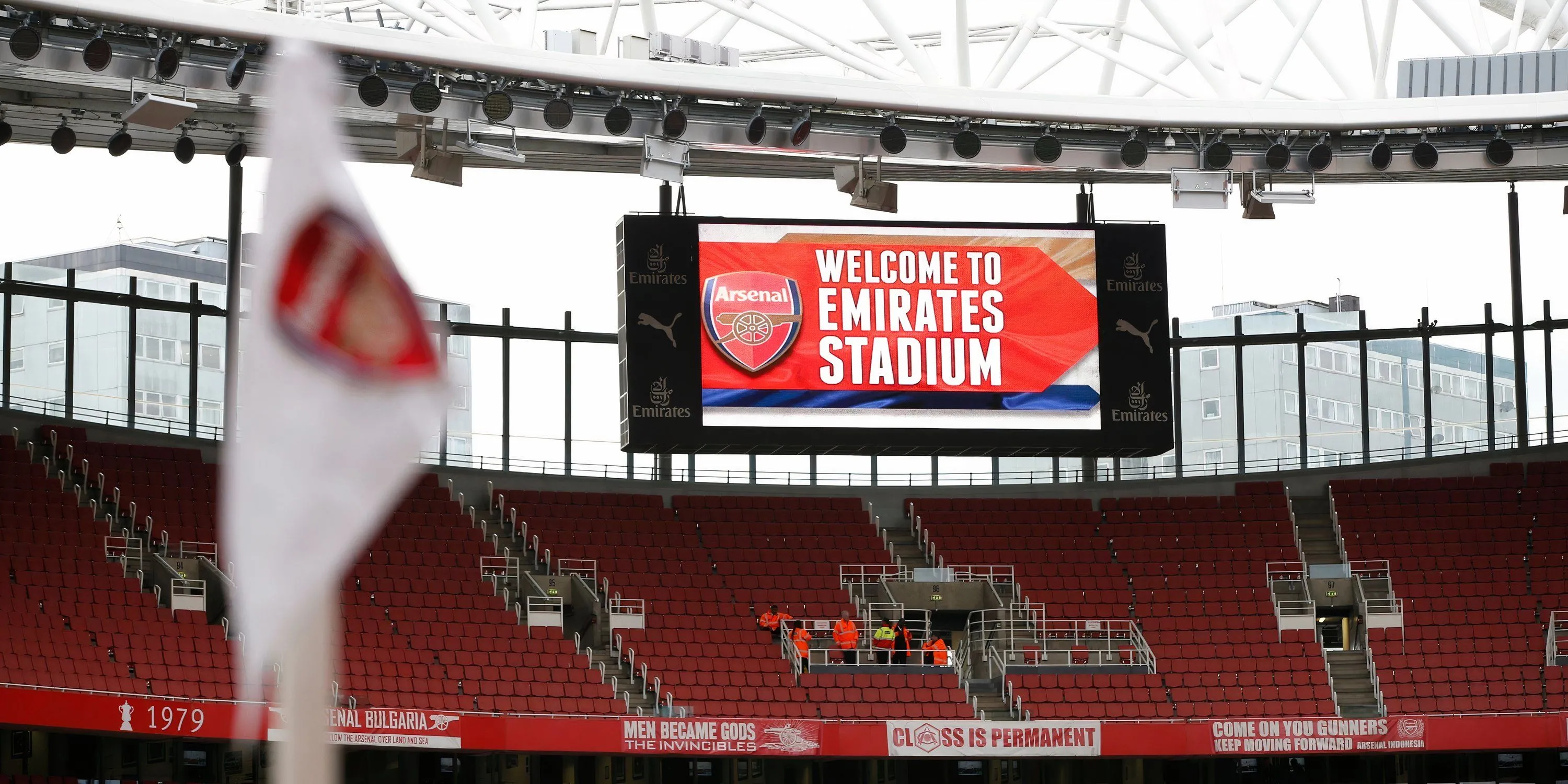 Màn hình chào đón người hâm mộ tại sân vận động Emirates của Arsenal