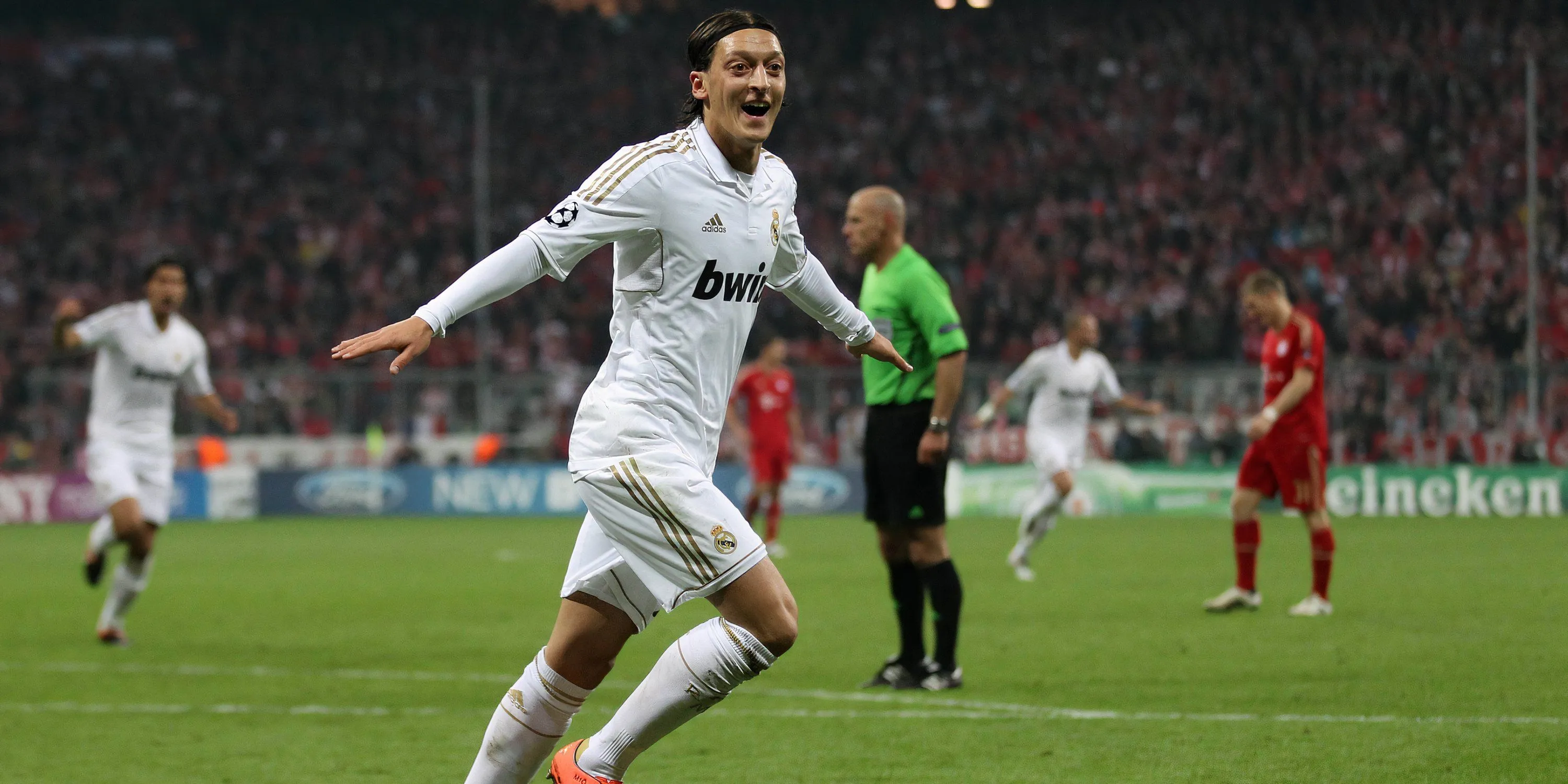 Mesut Ozil thi đấu cho Arsenal