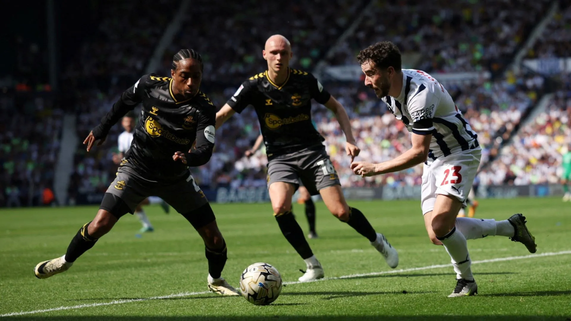 Mikey Johnston với áo đấu West Bromwich Albion, cầu thủ chạy cánh quan trọng của đội bóng Anh