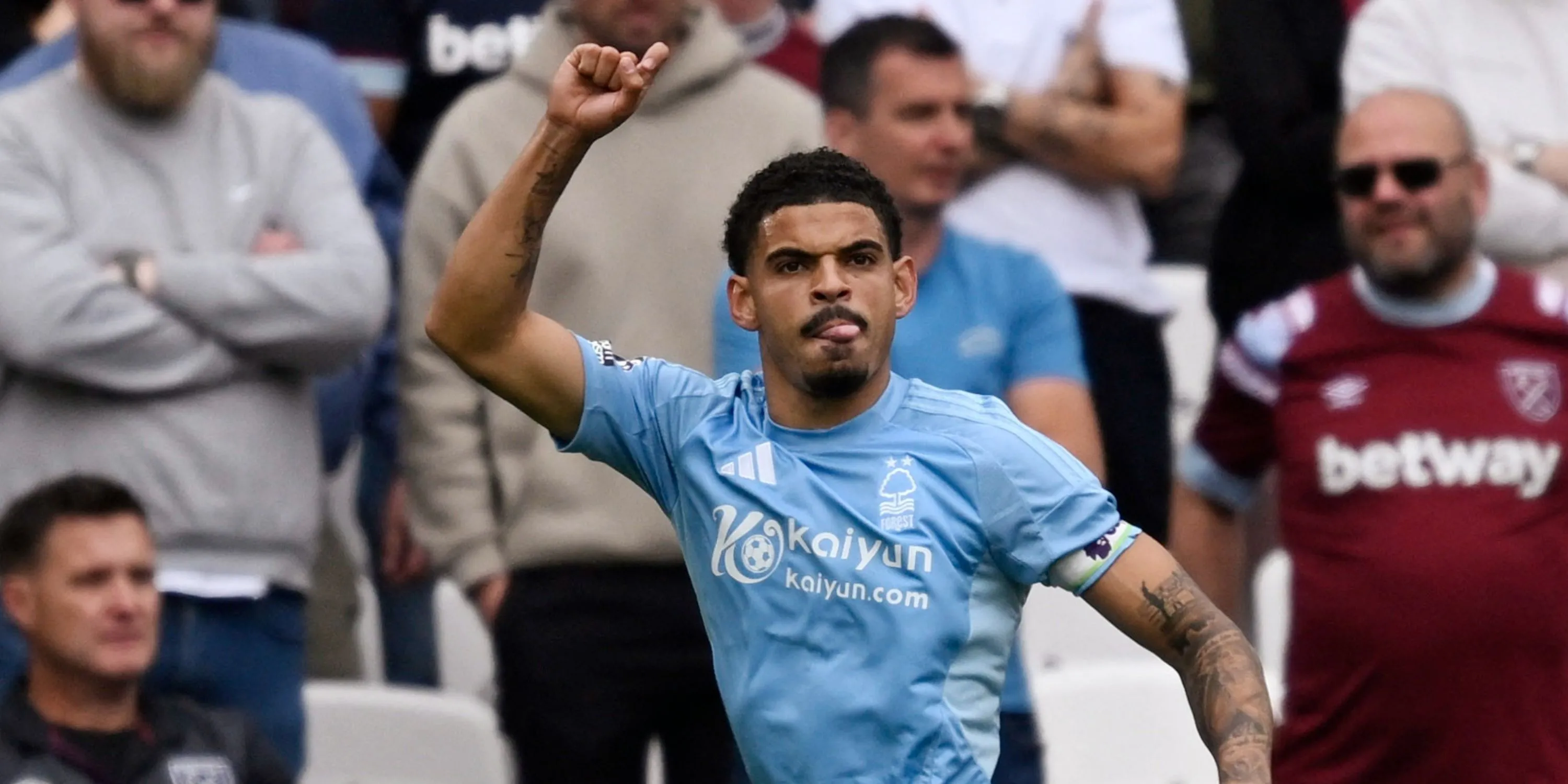 Morgan Gibbs-White trong màu áo Nottingham Forest, tiền vệ được Tottenham theo đuổi sát sao