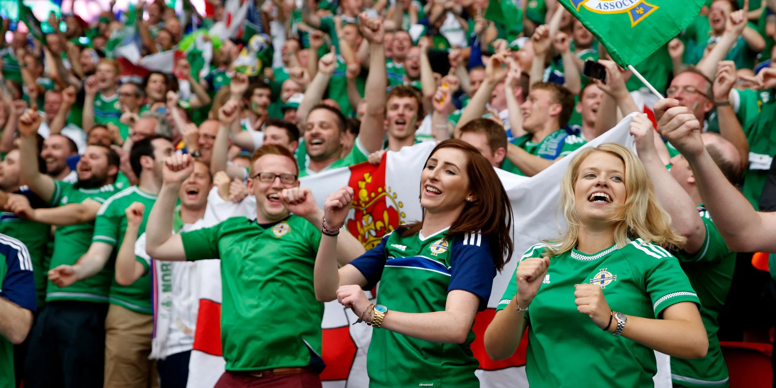 Người hâm mộ Bắc Ireland cổ vũ cho tiền đạo Will Grigg