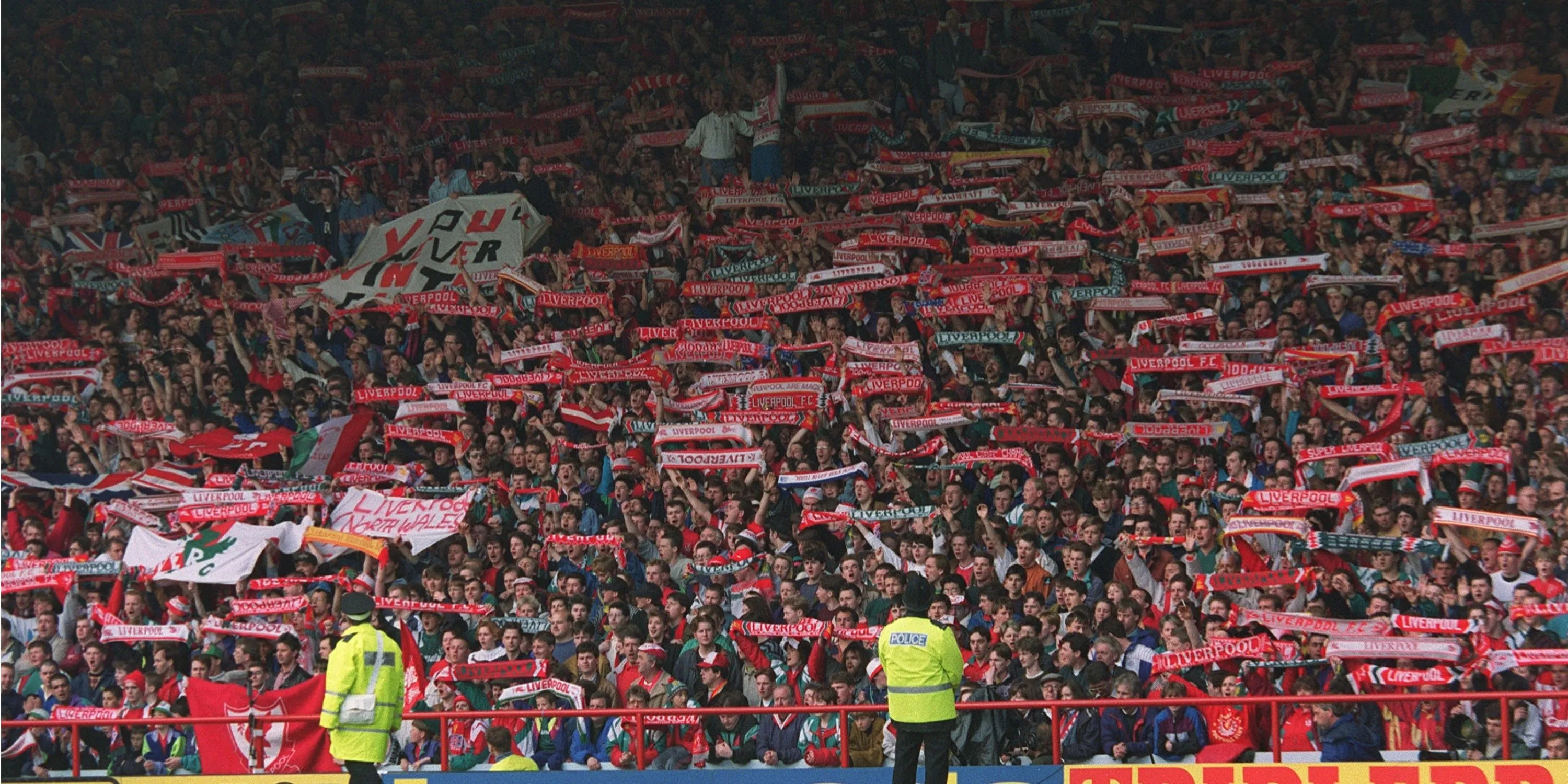 Người hâm mộ Liverpool tại khán đài The Kop nổi tiếng ở sân Anfield