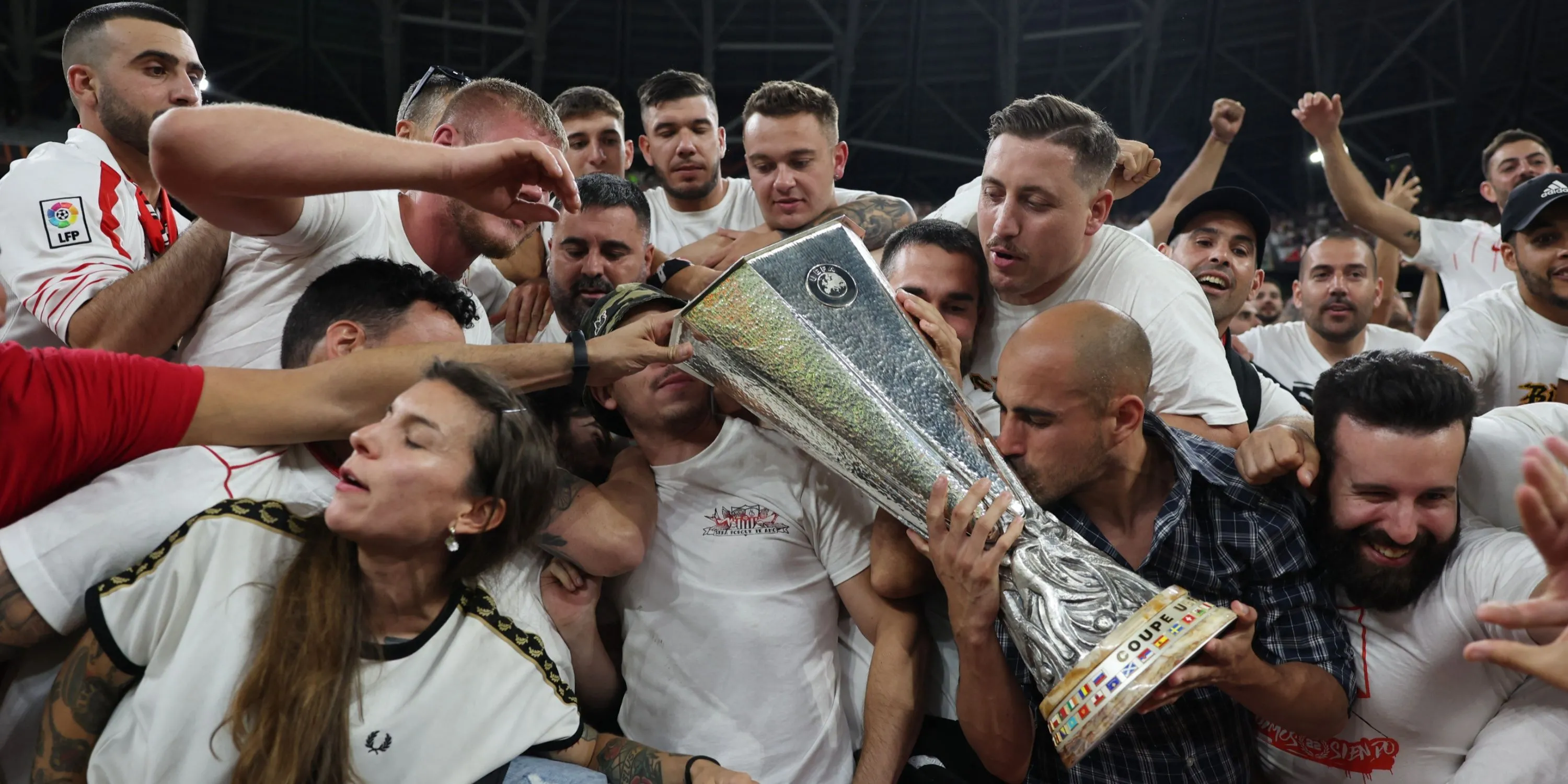 Người hâm mộ Sevilla ăn mừng cùng cúp vô địch Europa League