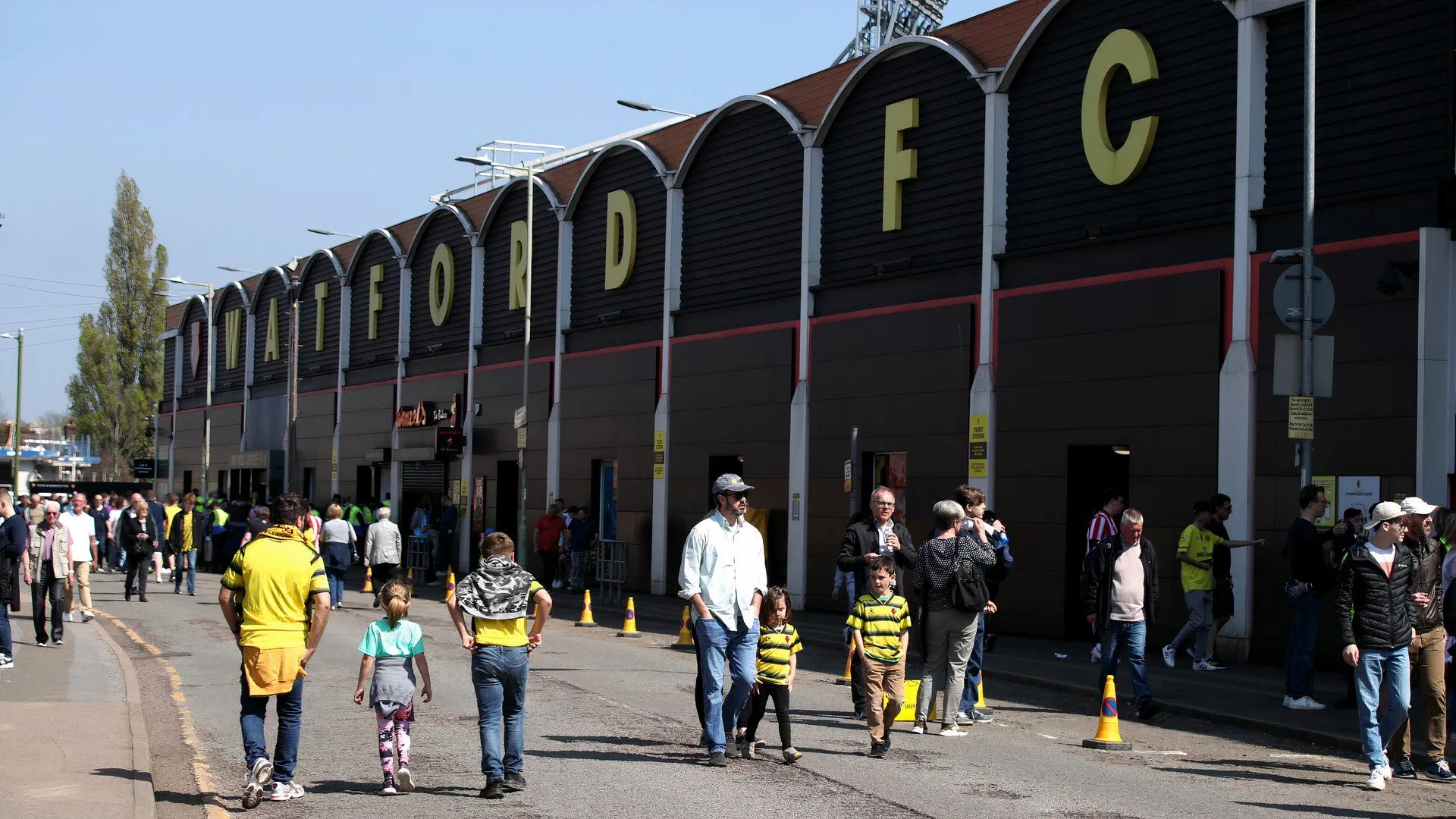 Người hâm mộ Watford tụ tập bên ngoài sân Vicarage Road trước trận đấu