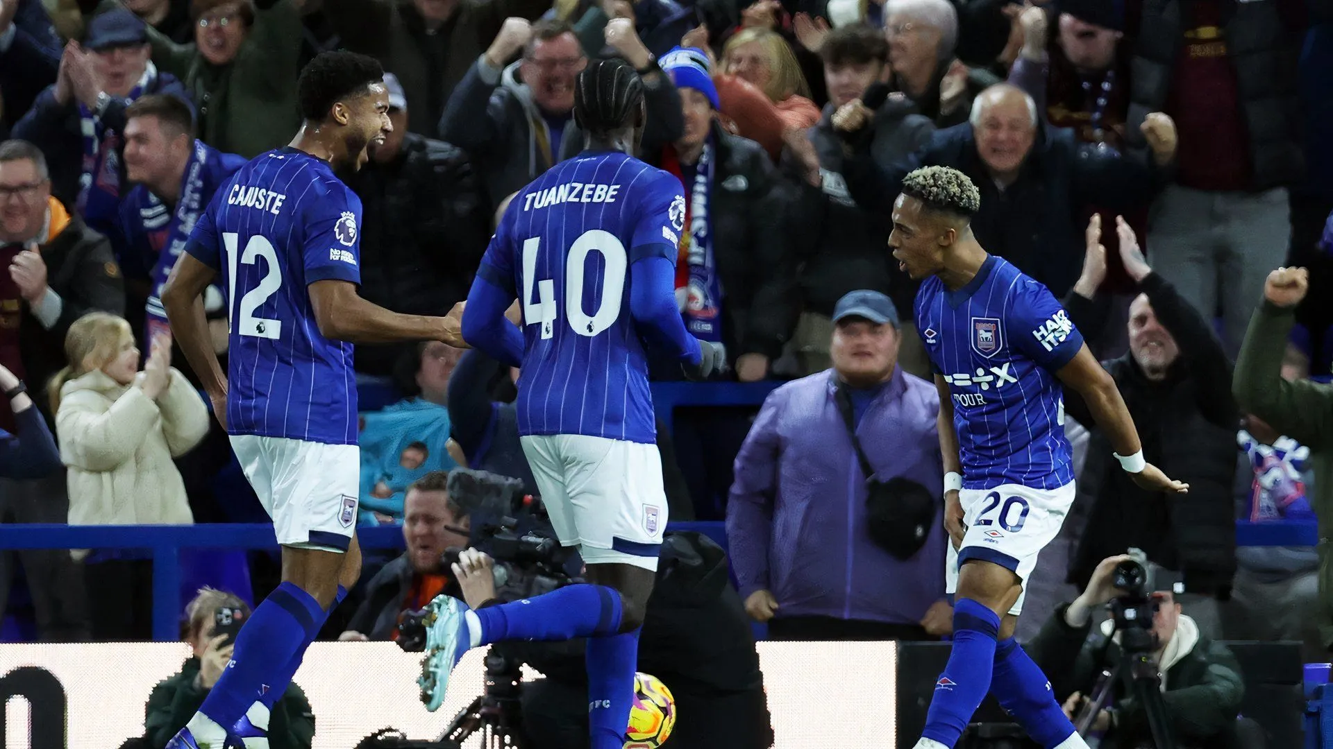 Omari Hutchinson, tiền vệ tài năng của Ipswich Town, đang là mục tiêu chuyển nhượng của Brentford và các CLB Ngoại hạng Anh.