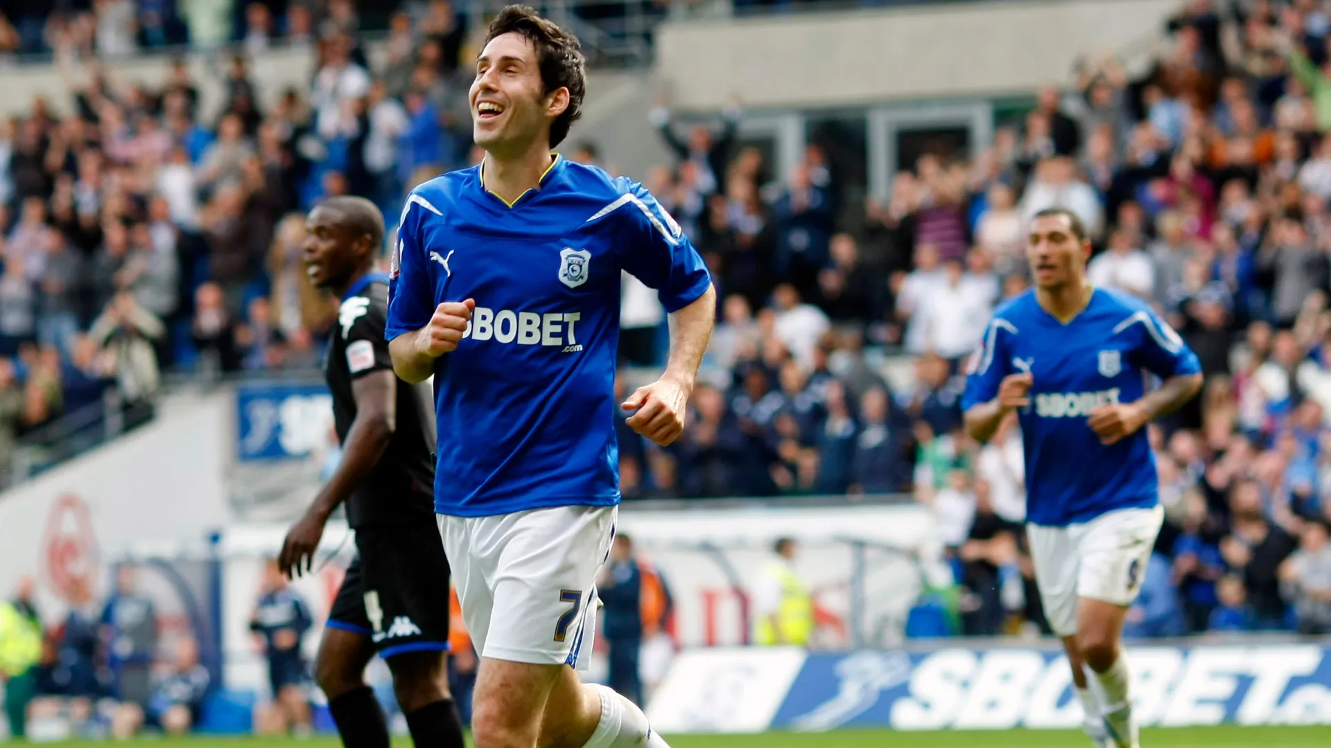 Peter Whittingham, tiền vệ tài năng và huyền thoại của Cardiff City, trong một trận đấu ở Championship.