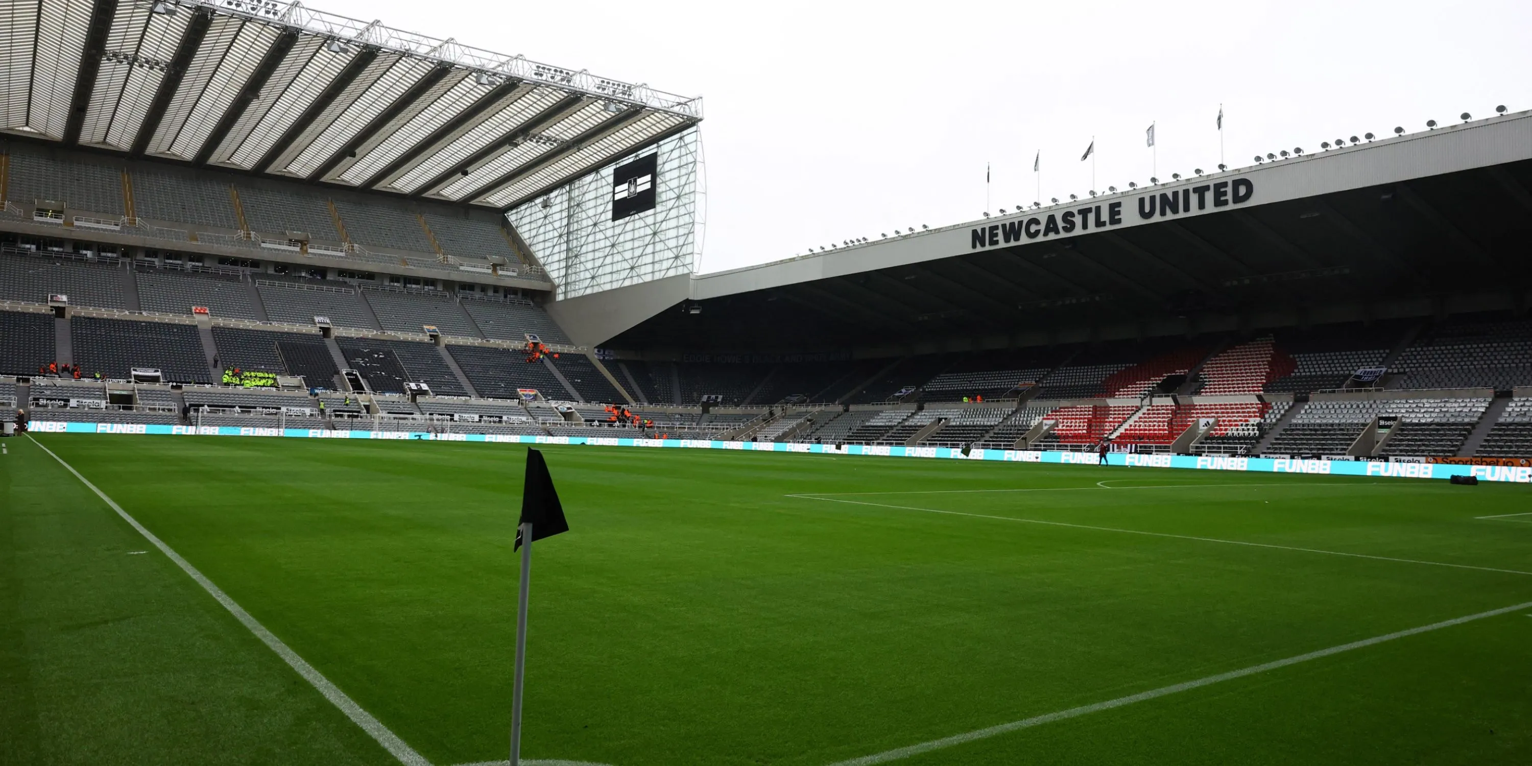 Sân vận động St. James' Park với khán đài đặc trưng của Newcastle United