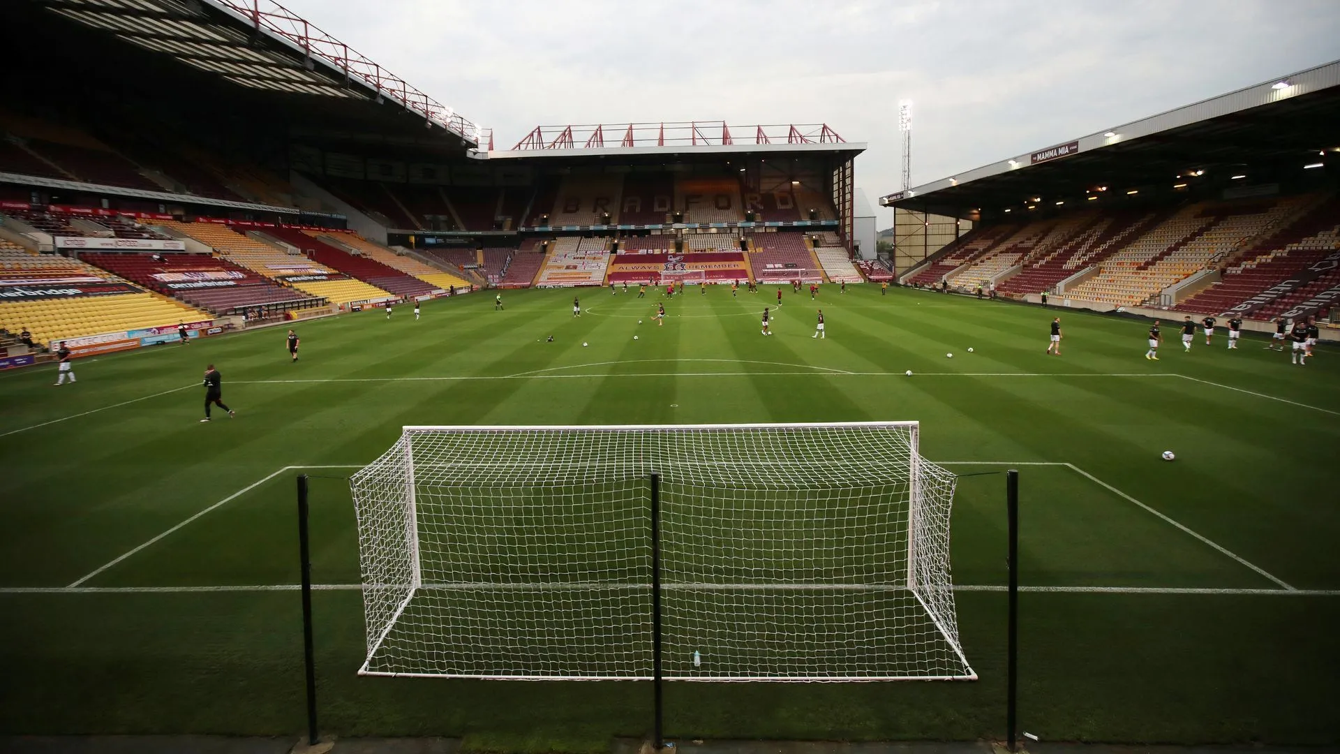 Sân vận động Valley Parade của Bradford City nơi Brandon Khela thi đấu thành công theo dạng cho mượn