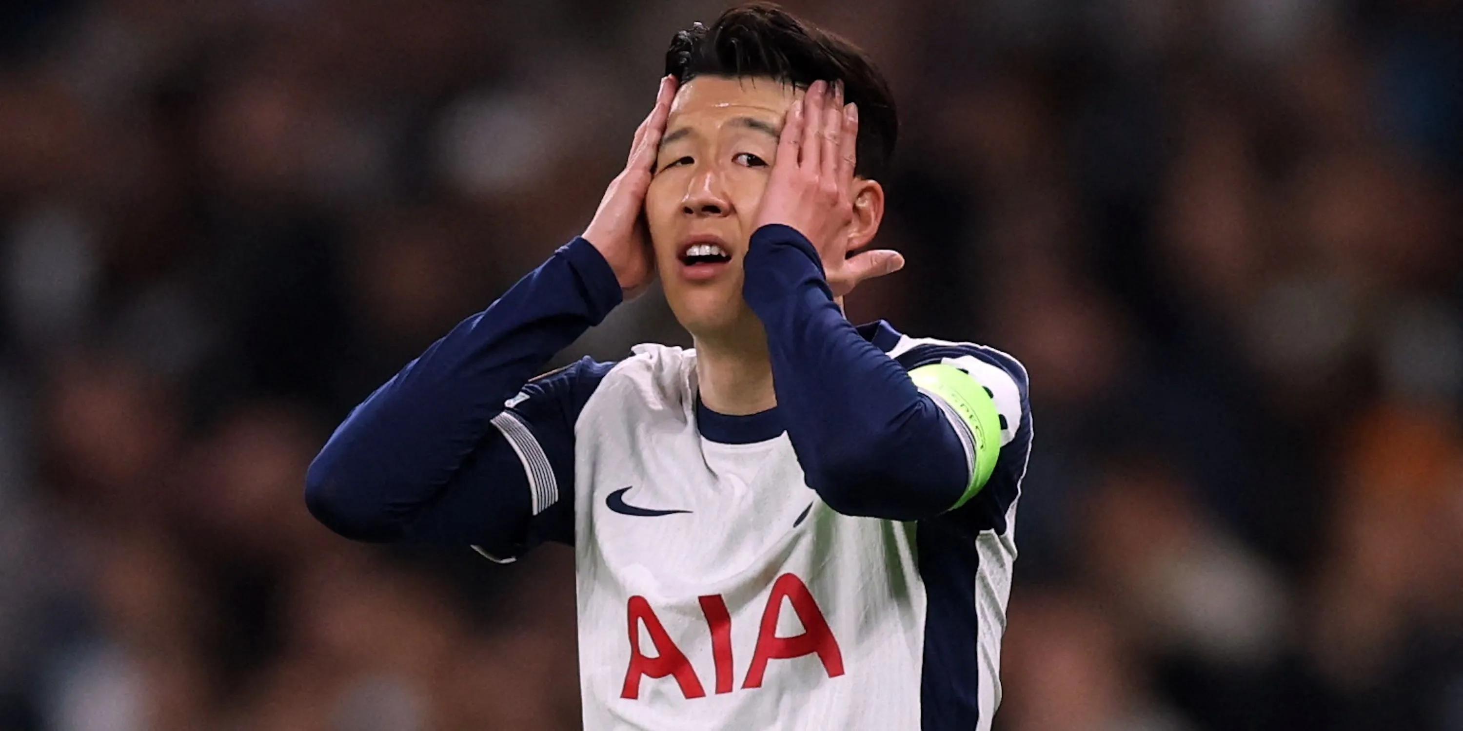Son Heung-min, đội trưởng của Tottenham Hotspur, trong một trận đấu, gương mặt thể hiện sự tập trung.