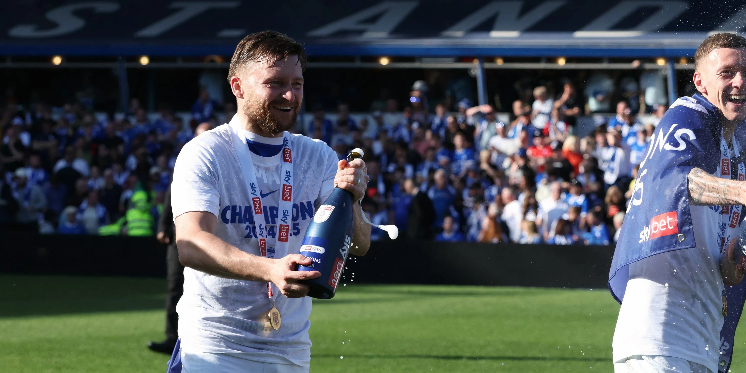 Tiền đạo Alfie May trong màu áo Birmingham City, người chuẩn bị chuyển đến Huddersfield Town tại League One