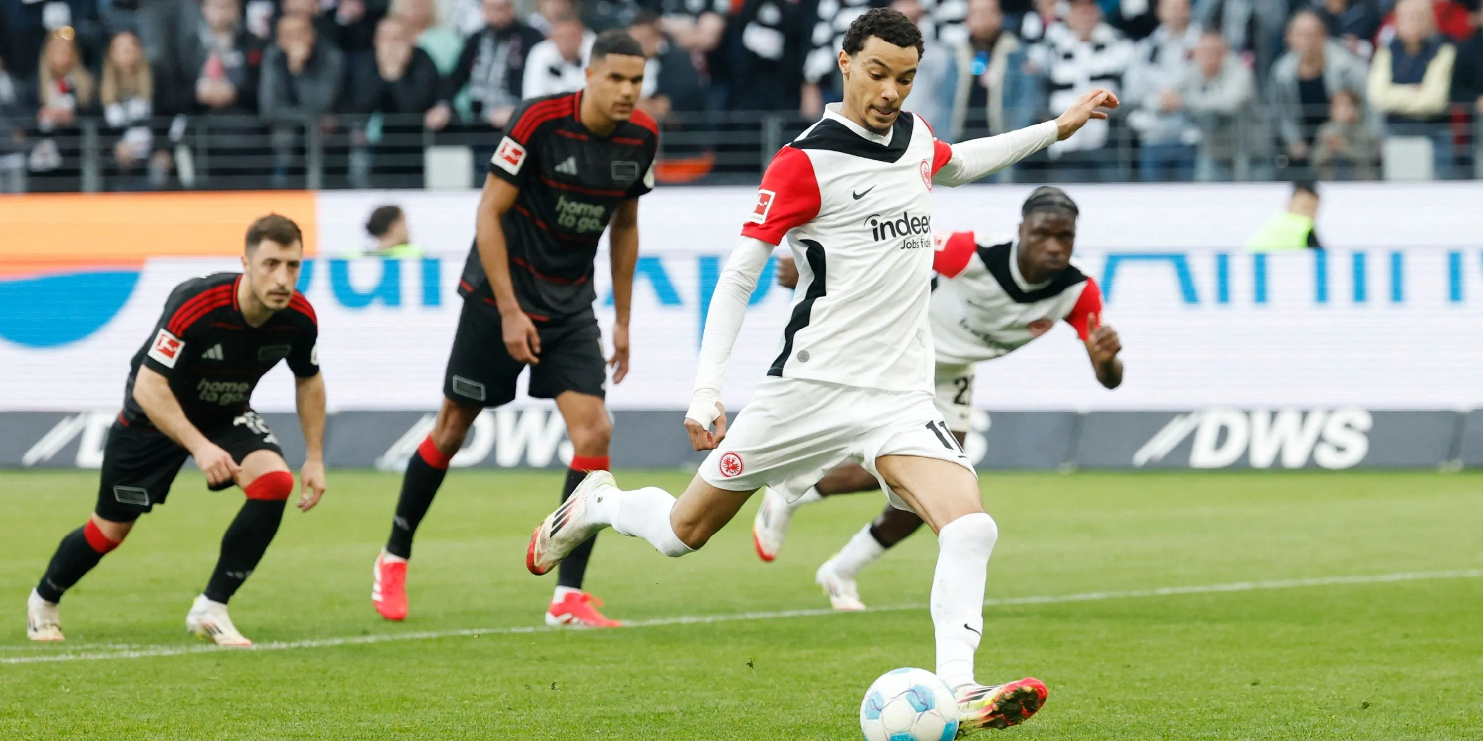 Tiền đạo Hugo Ekitike trong màu áo Eintracht Frankfurt, bản hợp đồng mới của Liverpool.