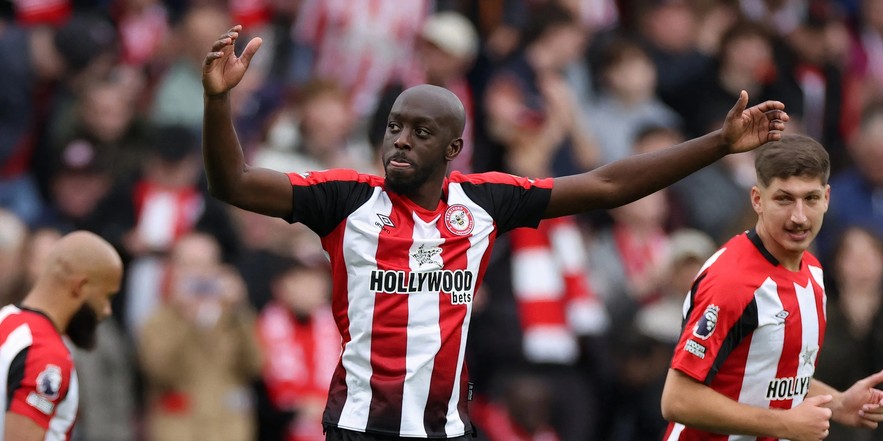Tiền đạo Yoane Wissa trong màu áo Brentford thi đấu tại Premier League, mục tiêu chuyển nhượng của Newcastle