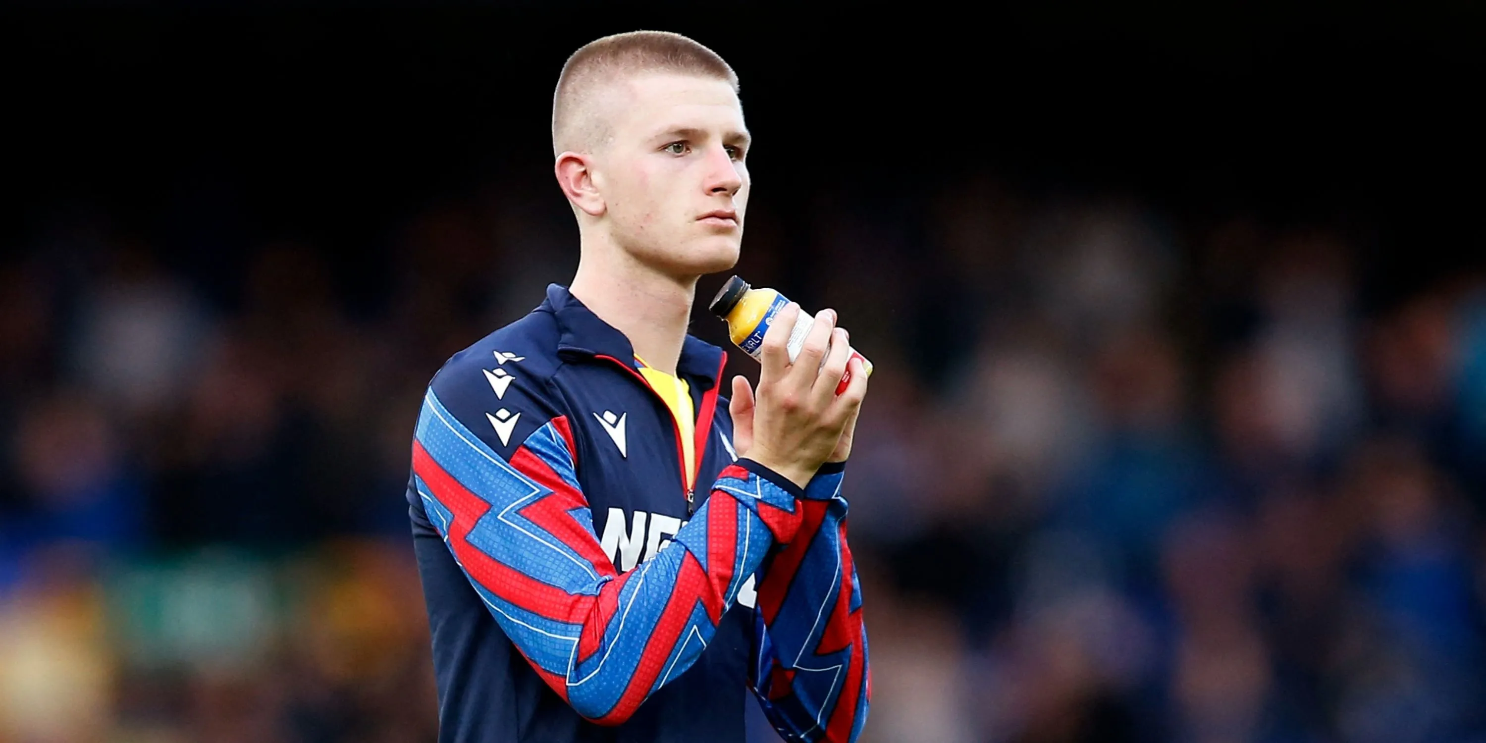 Tiền vệ Adam Wharton của Crystal Palace trên sân đấu