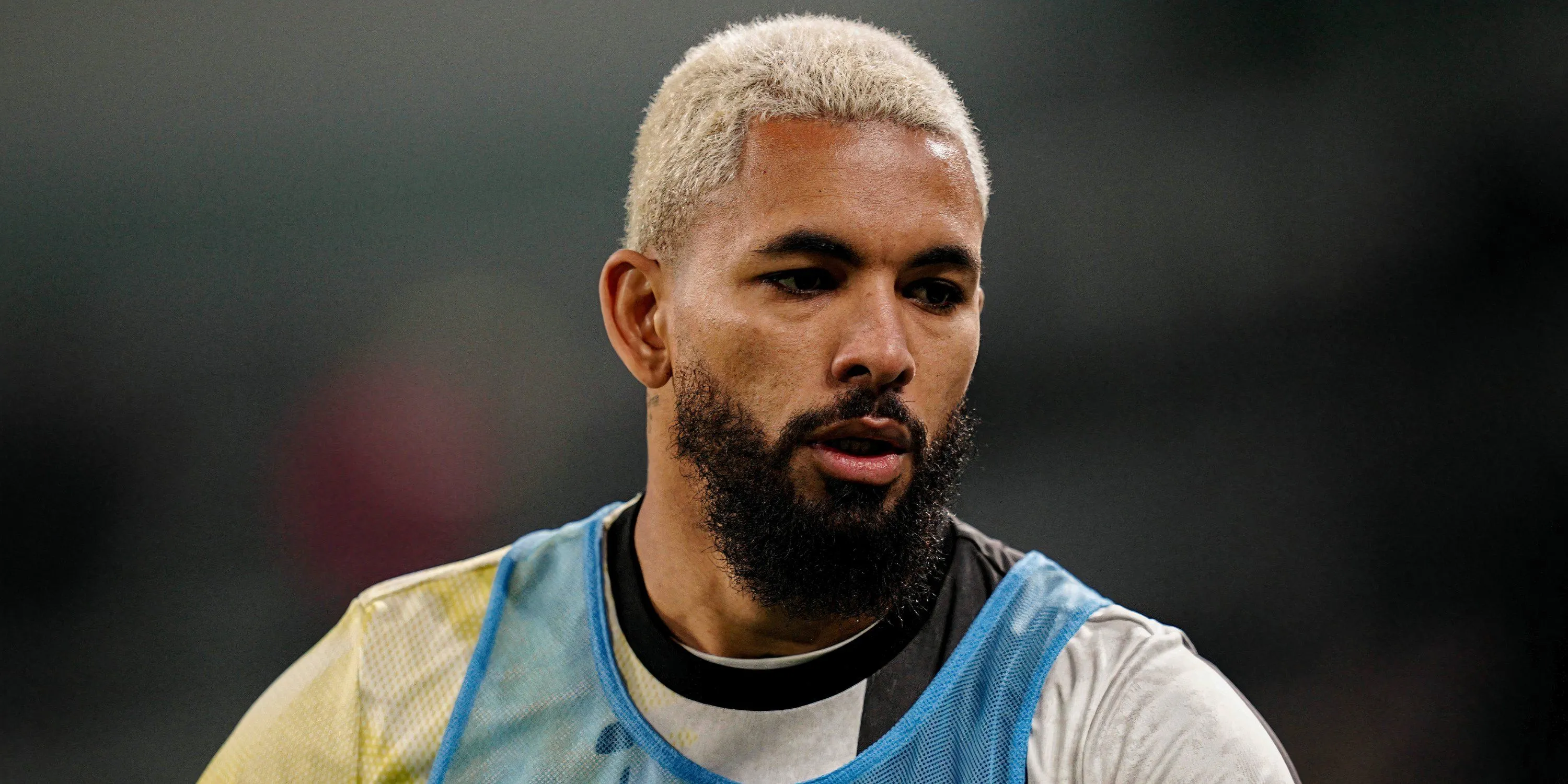 Tiền vệ Douglas Luiz khởi động trước trận đấu cùng Juventus