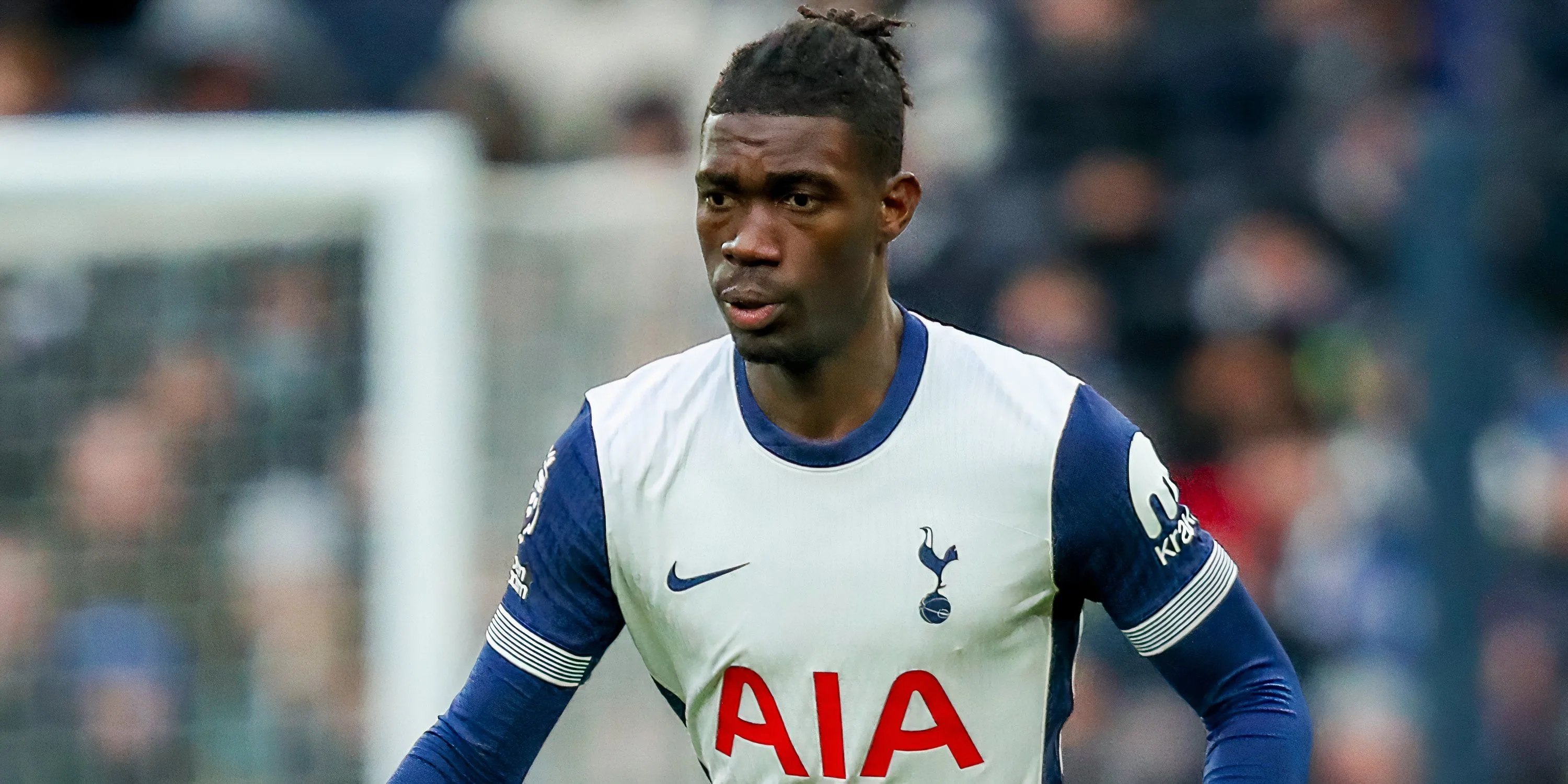 Tiền vệ Yves Bissouma trong màu áo Tottenham Hotspur thi đấu ở Premier League