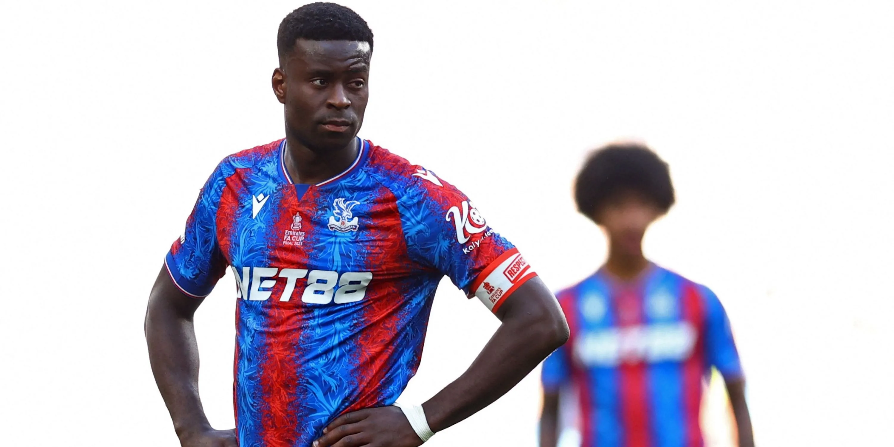 Trung vệ Marc Guehi trong màu áo Crystal Palace, mục tiêu chuyển nhượng hàng đầu của Liverpool.