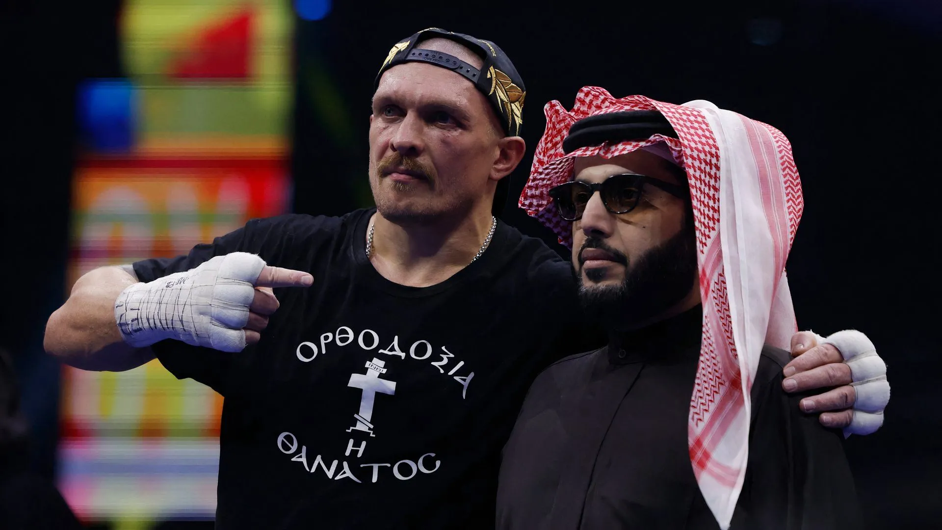 Tỷ phú Turki Alalshikh bên cạnh võ sĩ Oleksandr Usyk, nhân vật quan tâm đến mua lại CLB bóng đá Anh