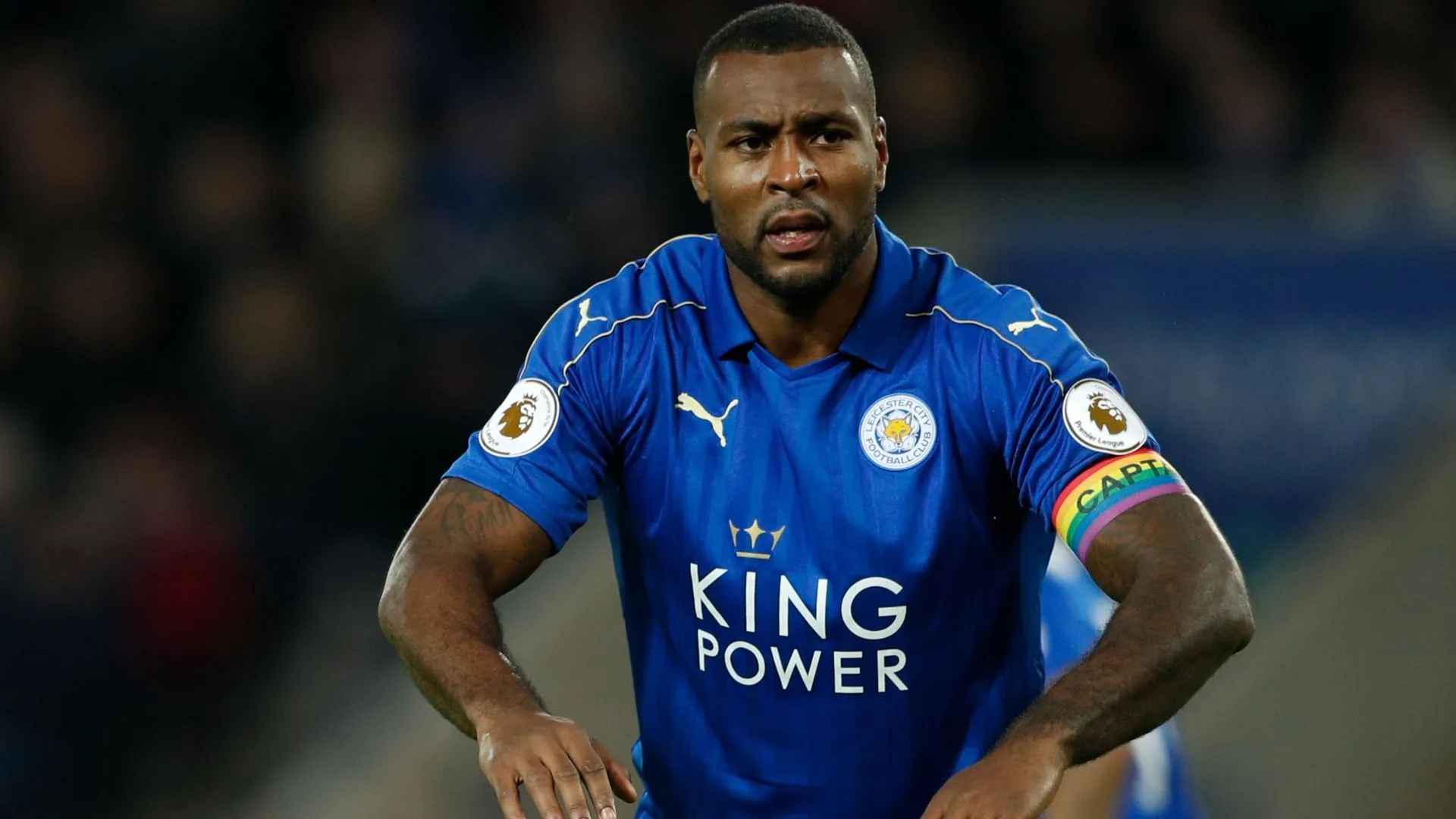 Wes Morgan, đội trưởng huyền thoại của Leicester City, nâng cao chiếc cúp Championship.