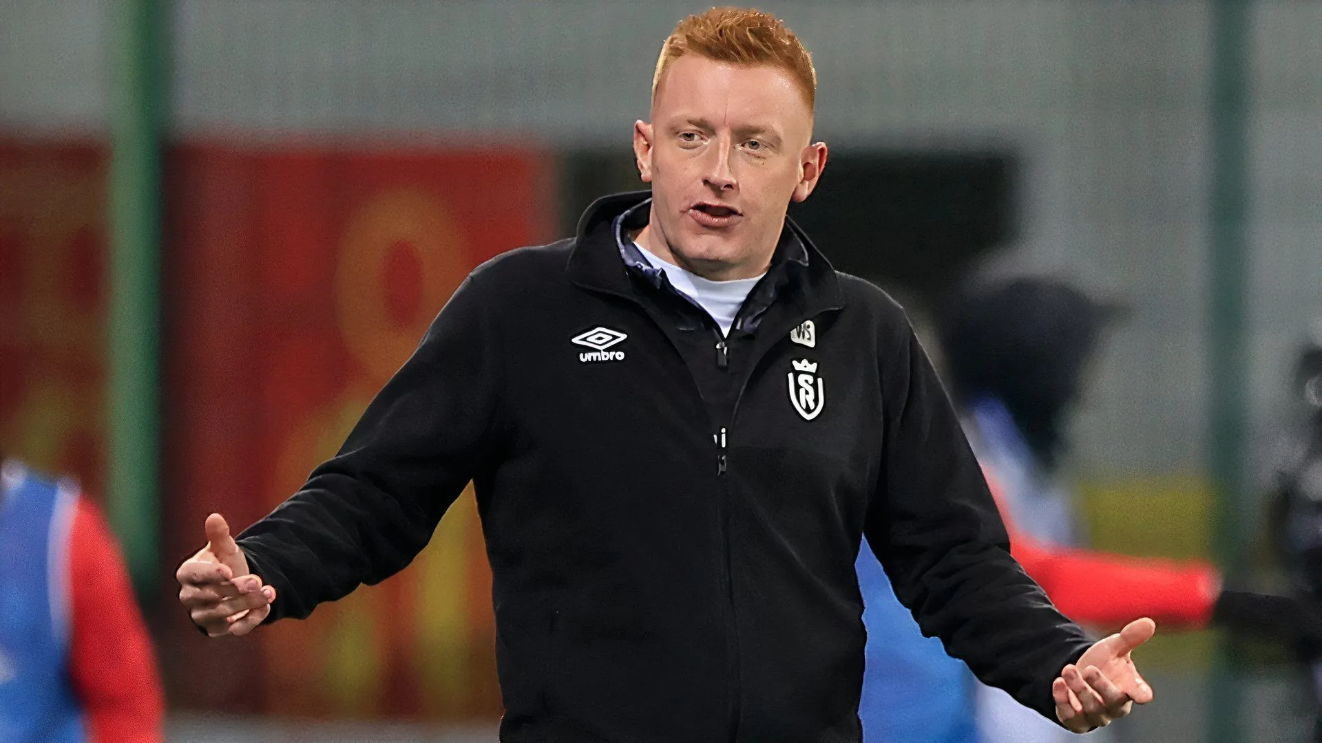 Will Still, huấn luyện viên Stade de Reims, đang chỉ đạo trong một trận đấu Ligue 1.