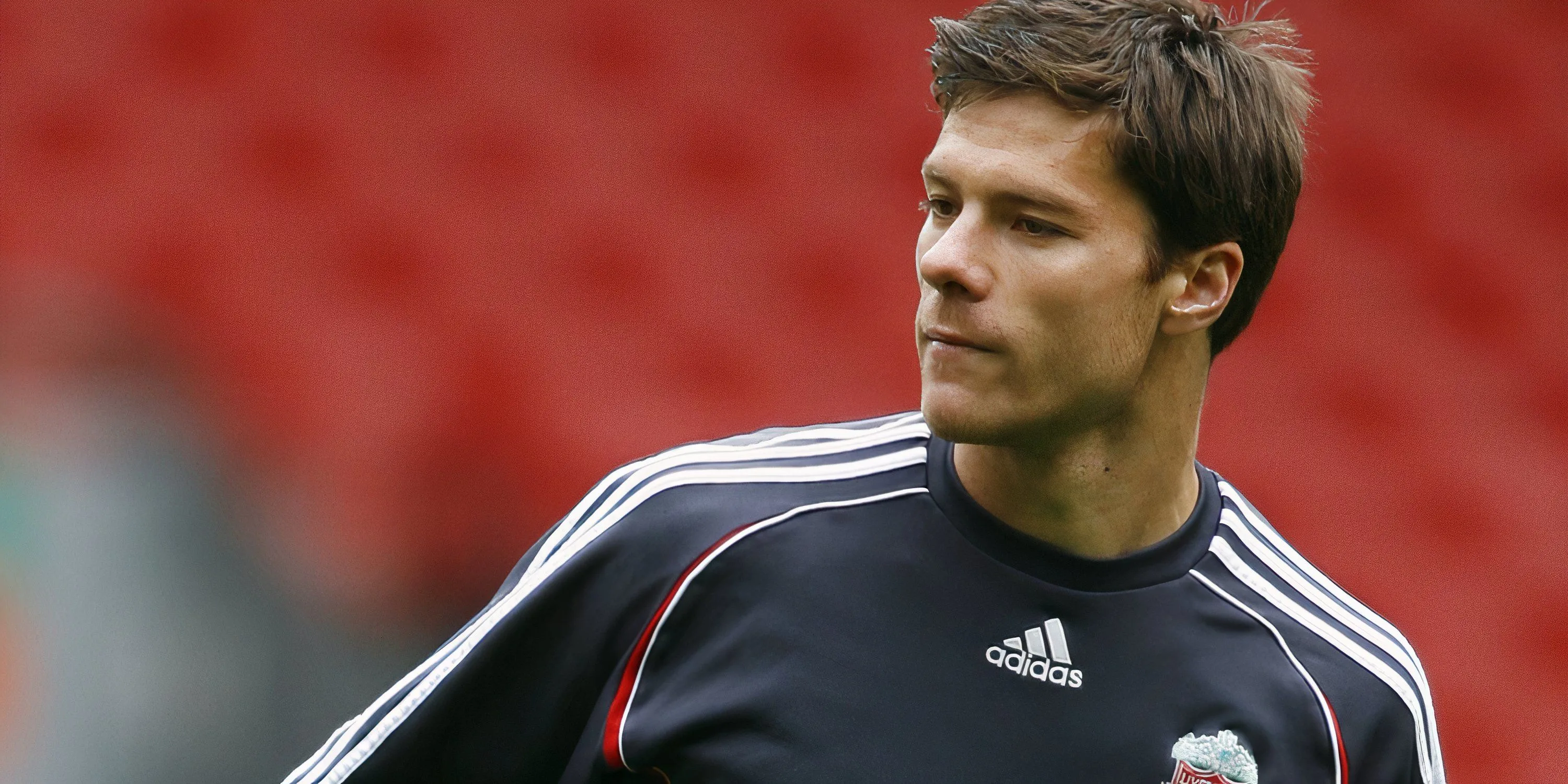 Xabi Alonso ăn mừng bàn thắng trong màu áo Liverpool tại Anfield