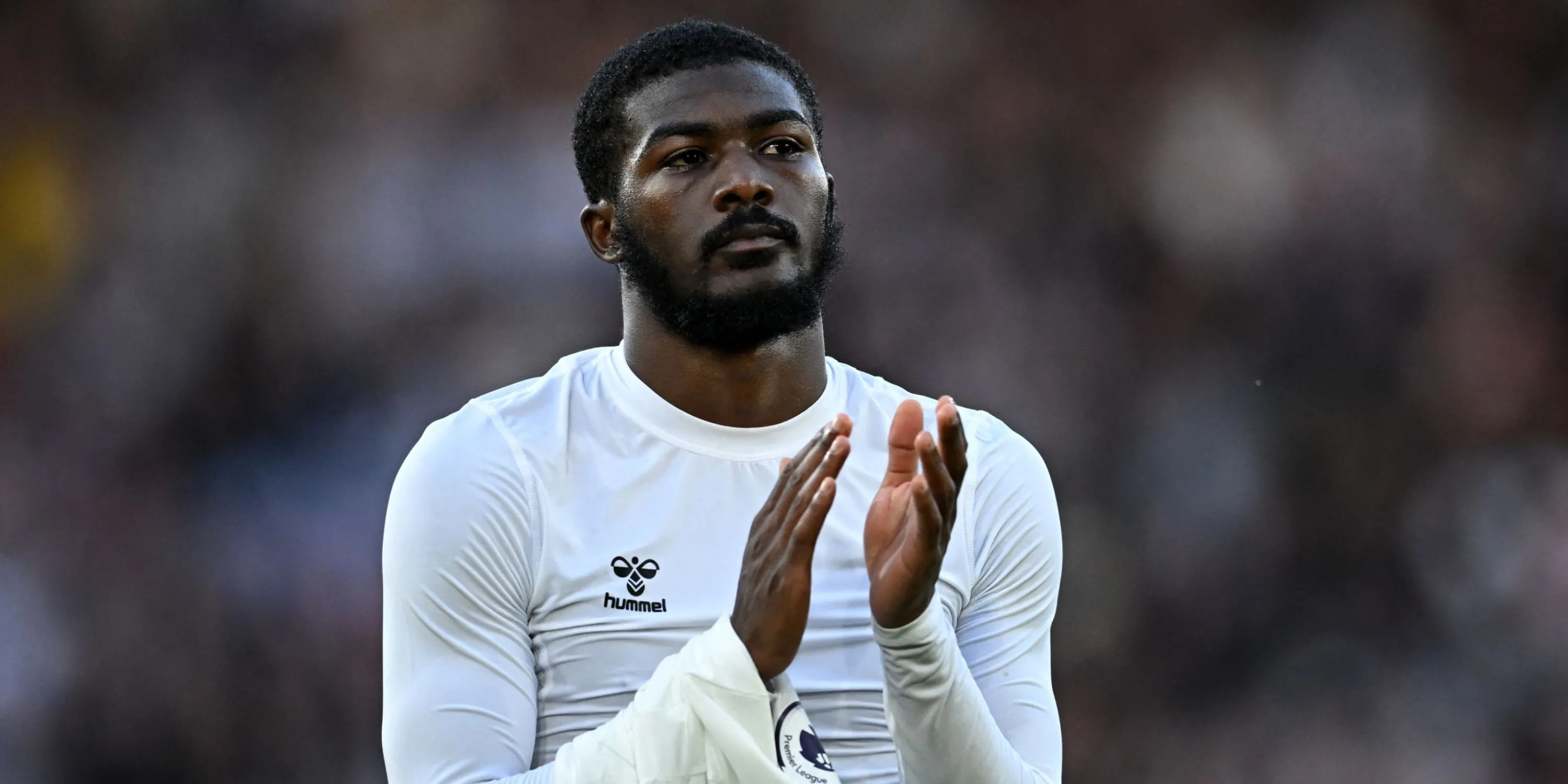 Ainsley Maitland-Niles trong màu áo Arsenal thi đấu tại Premier League