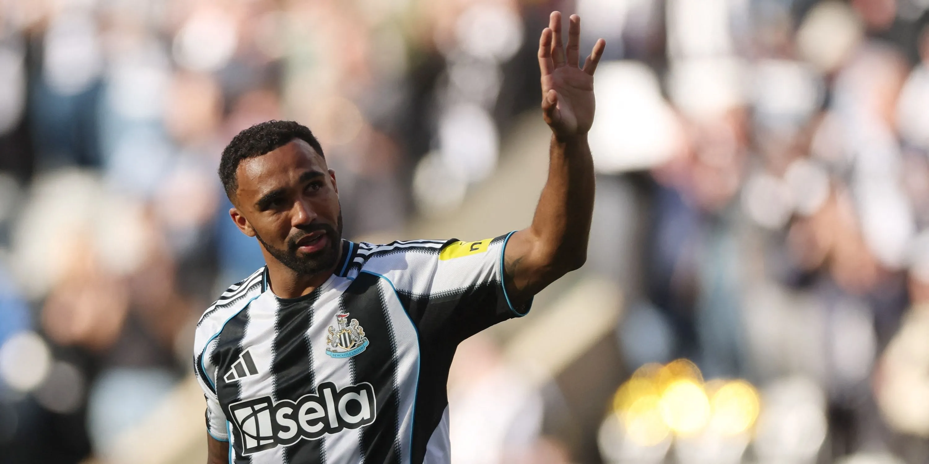 Callum Wilson chào người hâm mộ sau trận đấu của Newcastle United