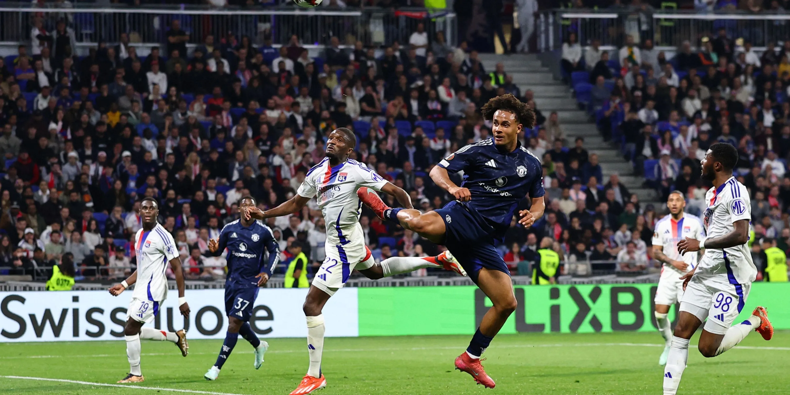 Cầu thủ Lyon đang tập luyện trên sân