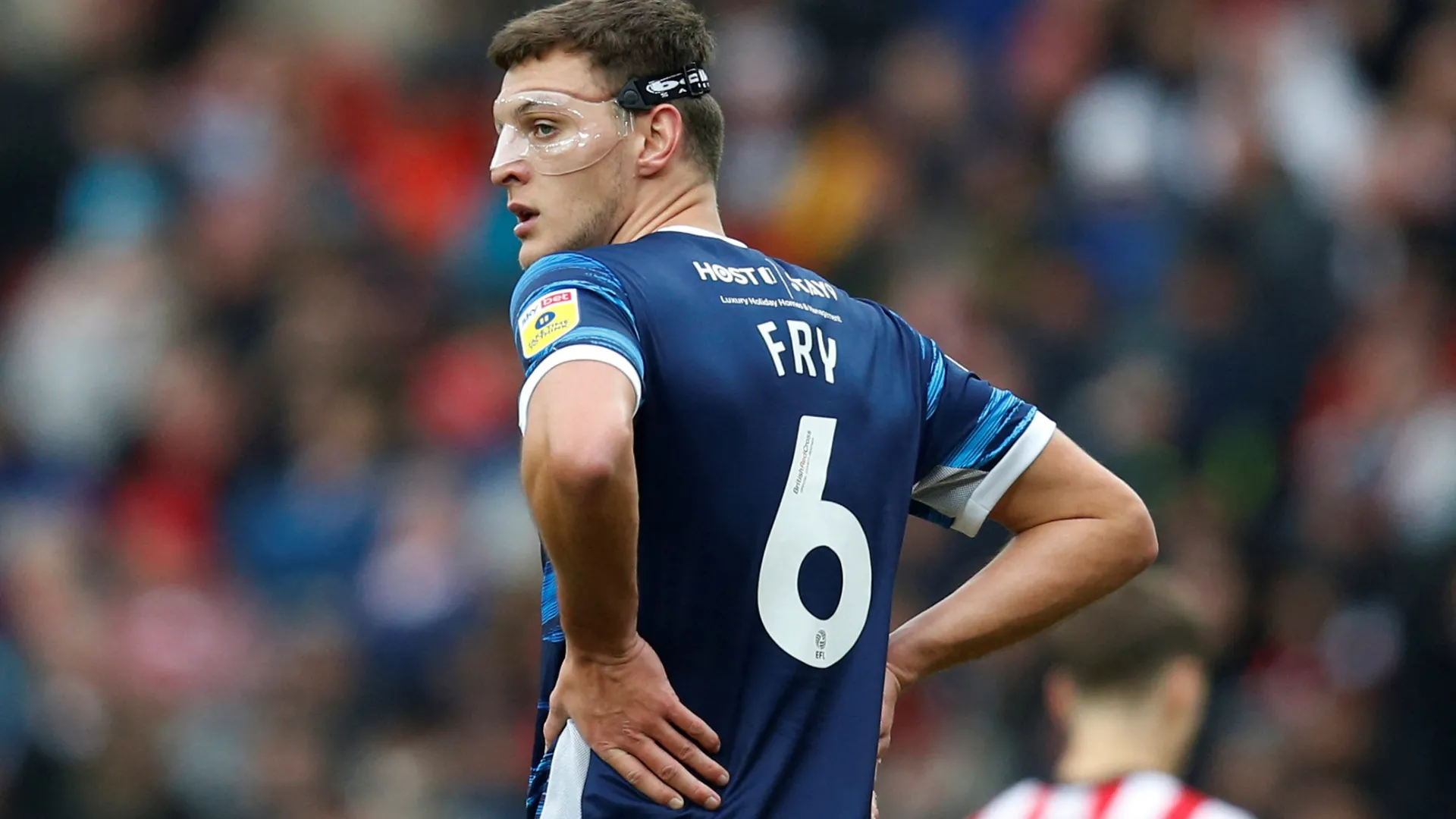 Dael Fry, trung vệ của Middlesbrough, đang thực hiện một pha cản phá bóng.