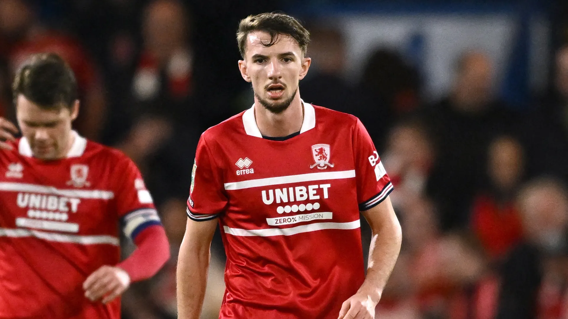 Dan Barlaser của Middlesbrough chuyền bóng trong trận đấu.