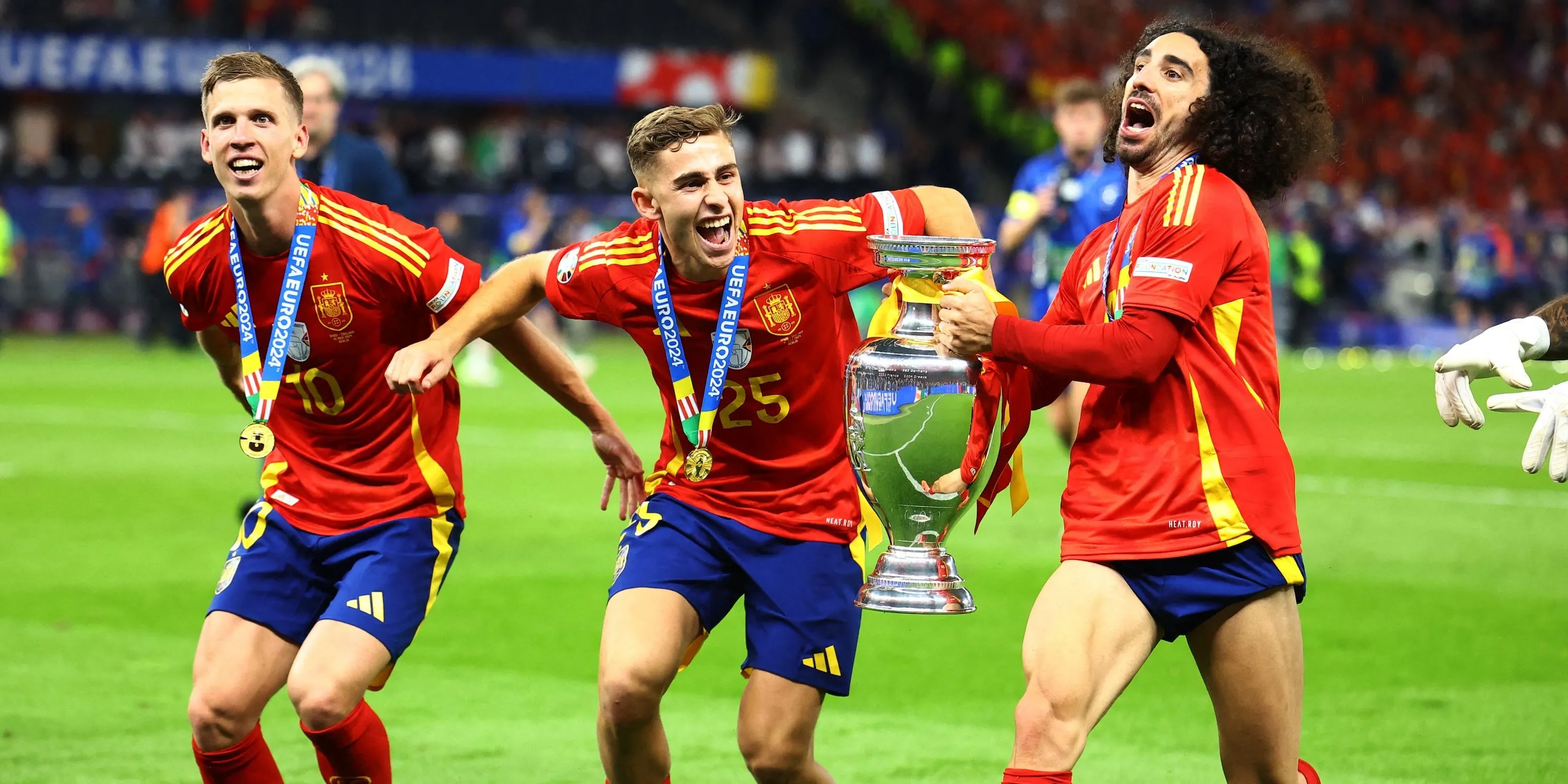 Dani Olmo, Marc Cucurella và Fermín López ăn mừng chiến thắng cùng đội tuyển Tây Ban Nha