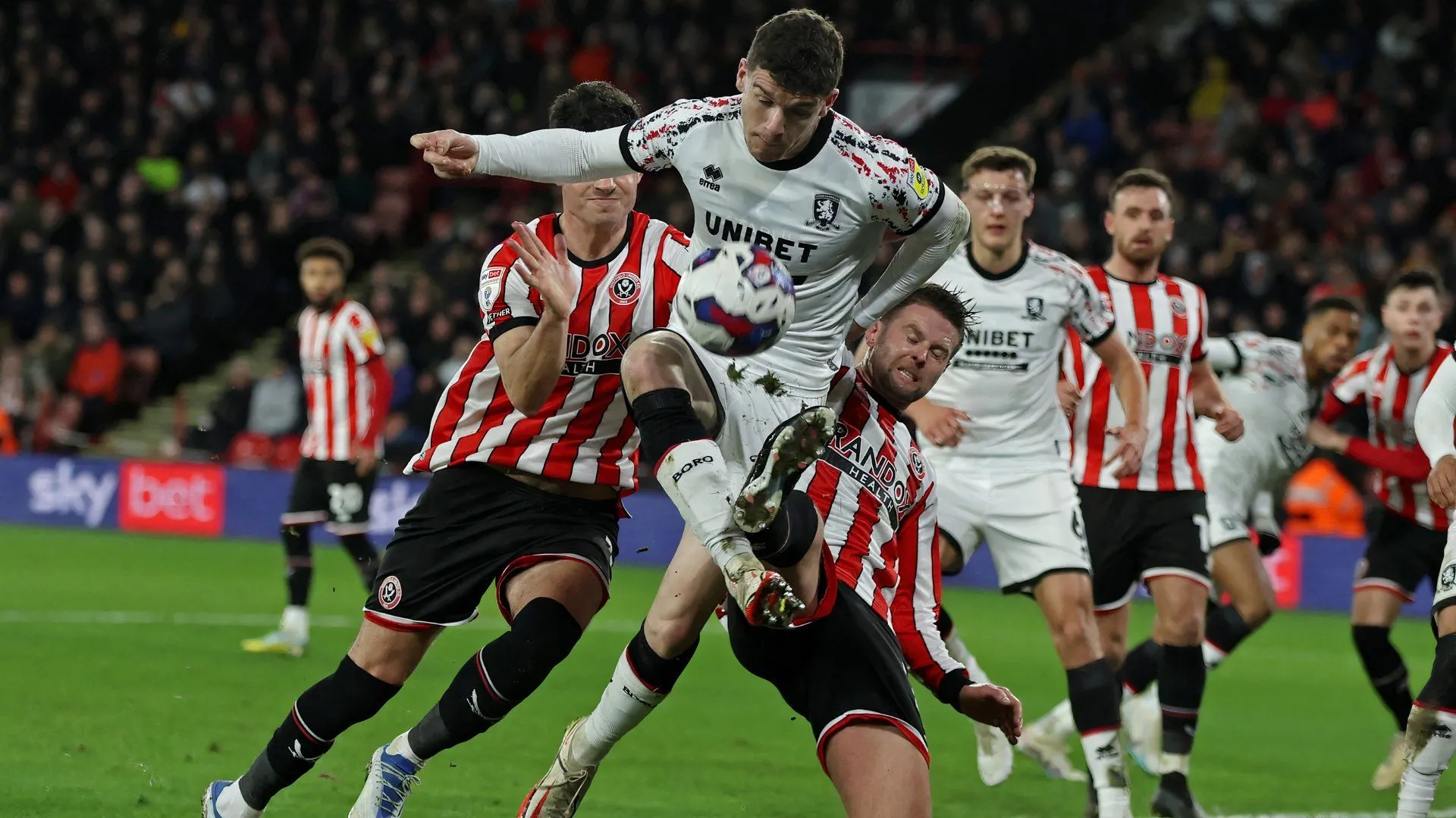 Darragh Lenihan, cầu thủ Middlesbrough, đang nhìn về phía sân cỏ trong một trận đấu.