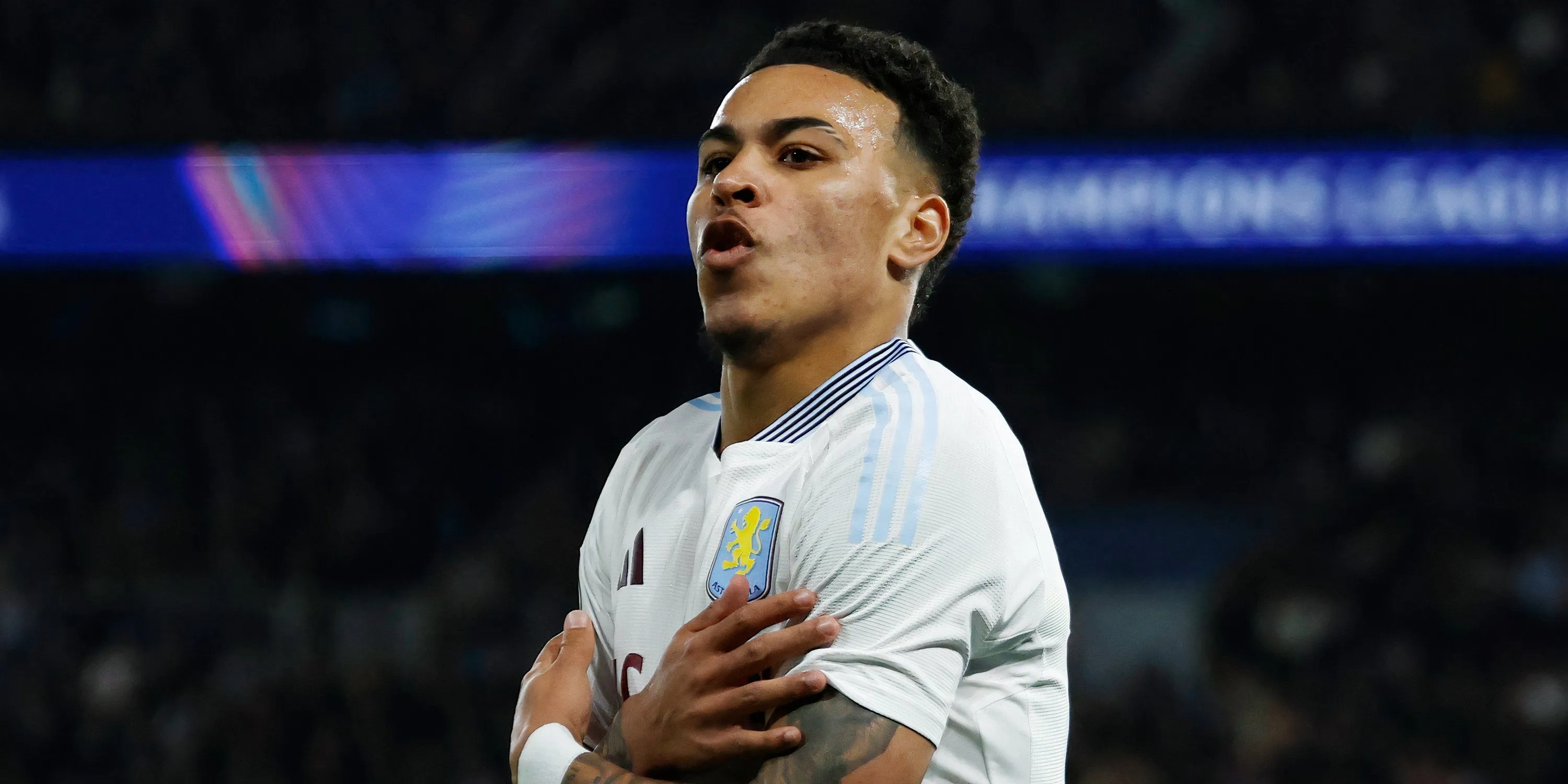 Hình ảnh tiền vệ Morgan Rogers của Aston Villa, cầu thủ mà Chelsea đang muốn chiêu mộ