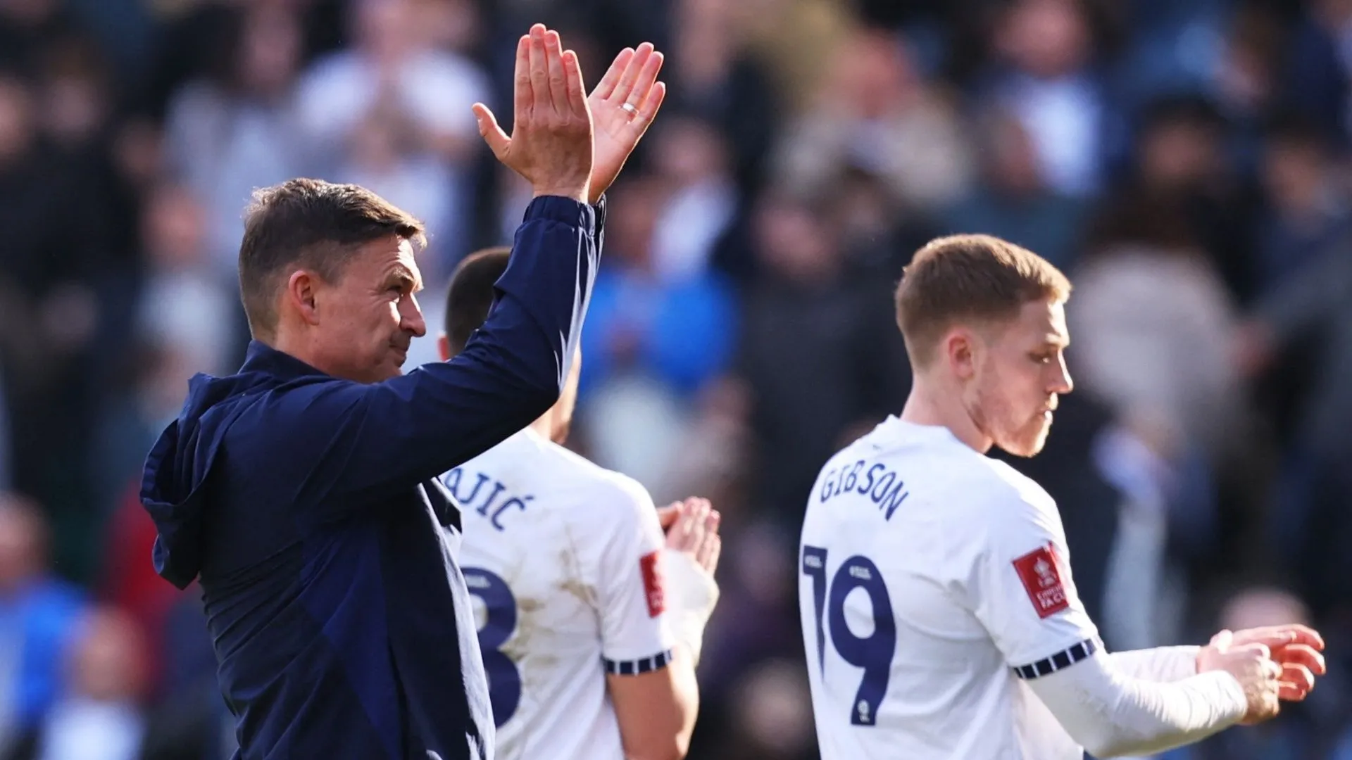 HLV Paul Heckingbottom cùng các cầu thủ Preston North End sau một trận đấu căng thẳng